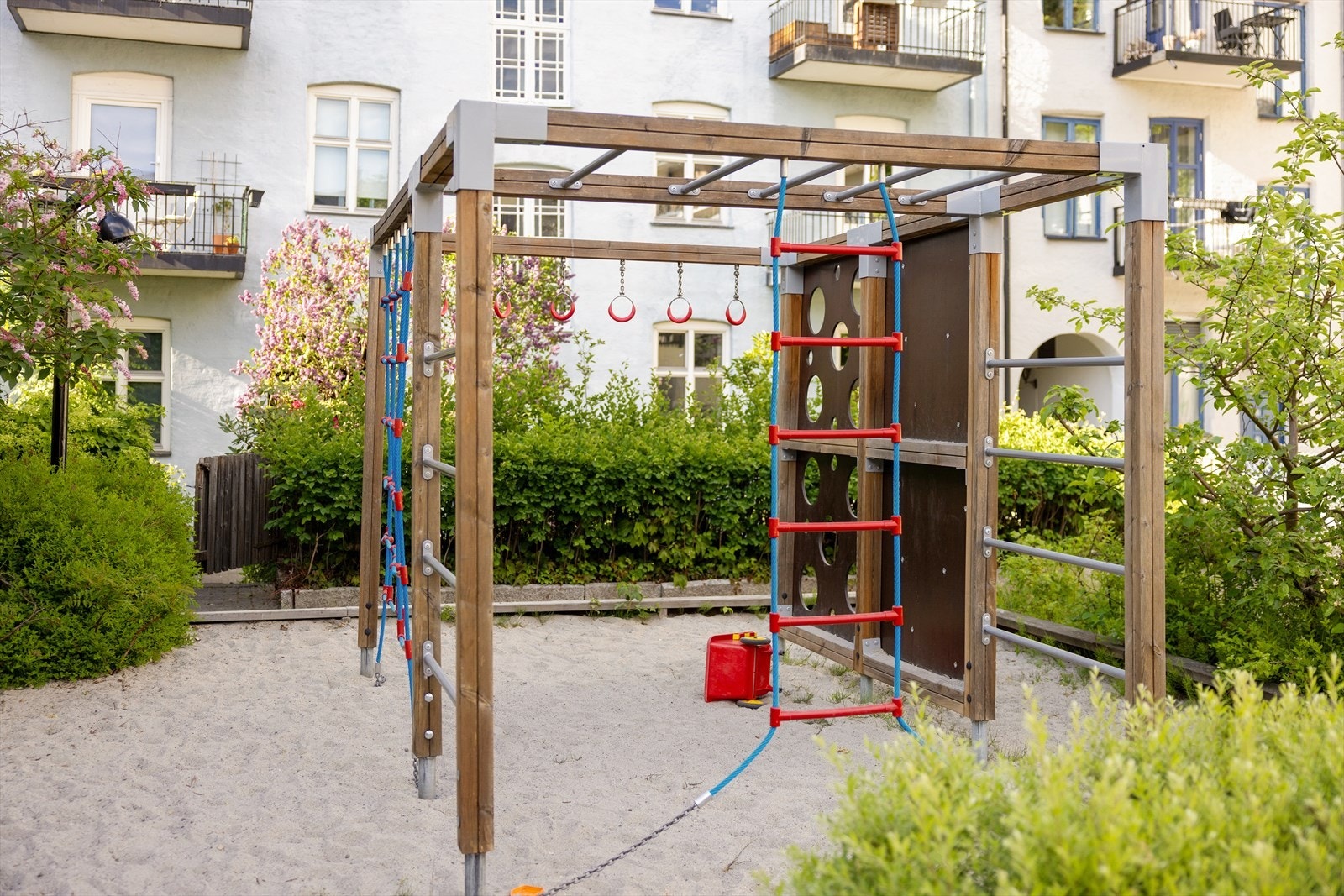 I bakgården finnes det også lekeapparater for de minste, noe som gjør området svært barnevennlig og trygt for familier. Galleribilde