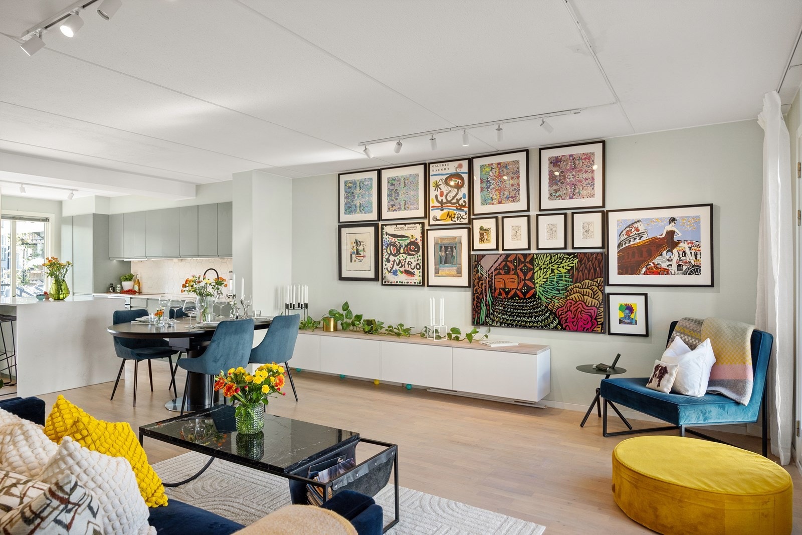 Planløsningen åpner opp for flere møbleringsmuligheter med god plass til sofagruppe, TV-møbler og spisebord med tilhørende stoler. Galleribilde