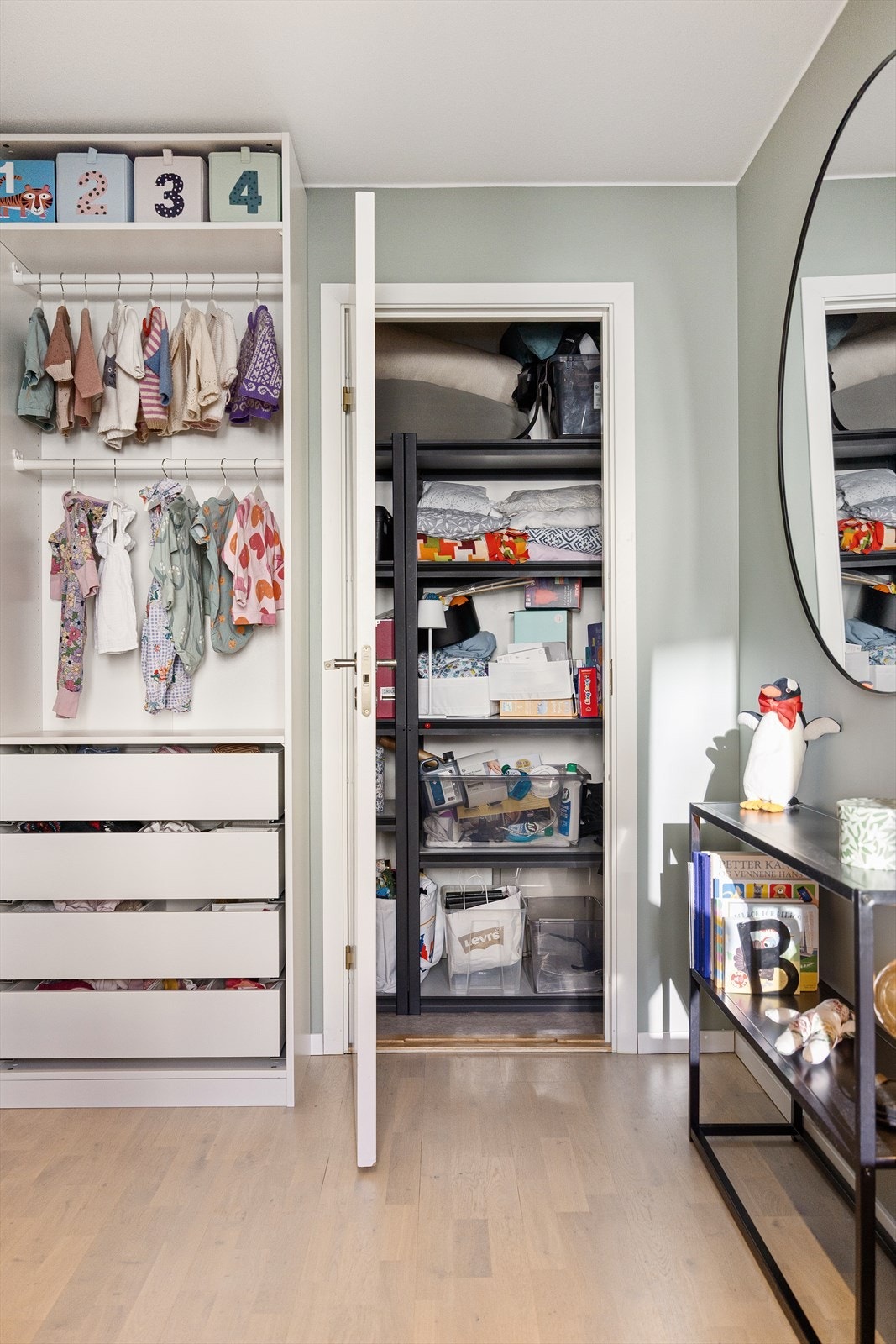 Fra soverommet er det direkte adkomst til en praktisk innvendig bod med god plass til klær, sko og annet utstyr. Denne boden gjør det enkelt å holde boligen ryddig og organisert, samtidig som du har lett tilgang til alt du trenger. Galleribilde