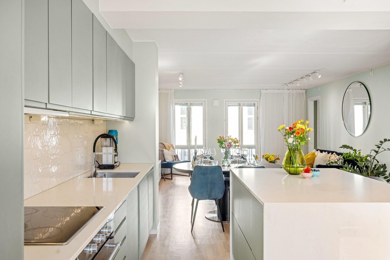 Kjøkkenet er utstyrt med integrerte hvitevarer: induksjonstopp, stekeovn, oppvaskmaskin, kjøleskap og fryser. Galleribilde