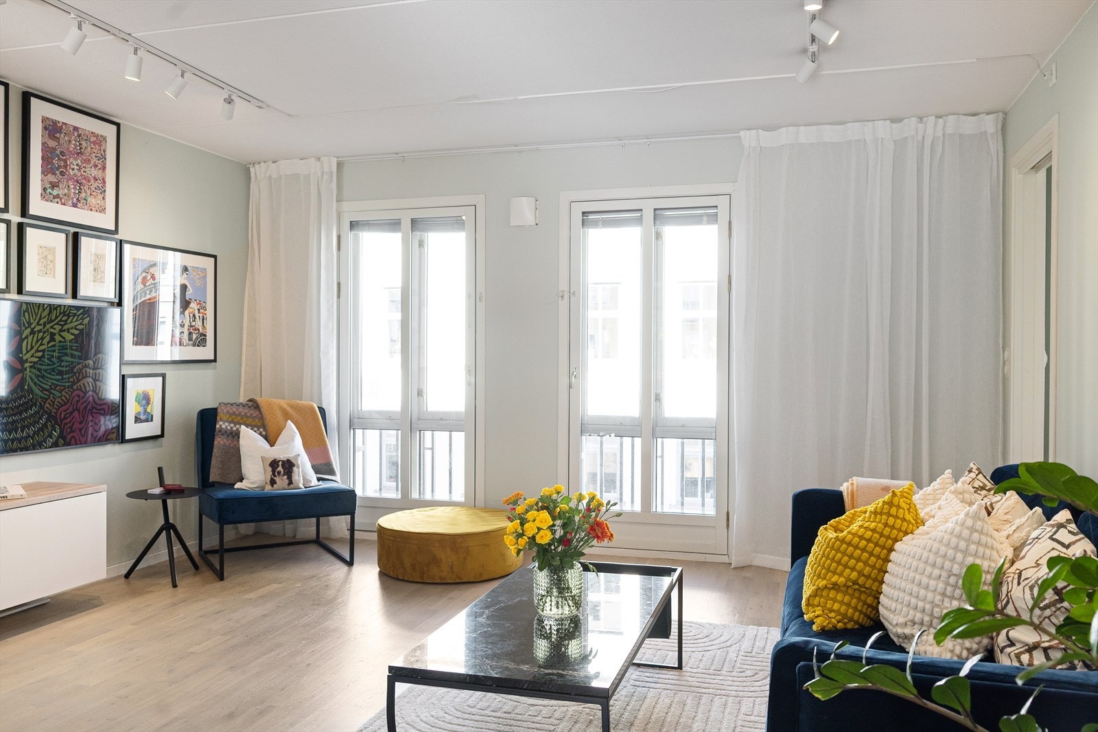 Stuen har også en fransk balkong som tilfører ekstra lys og luft, samtidig som den gir en følelse av åpenhet og kontakt med omgivelsene. Galleribilde