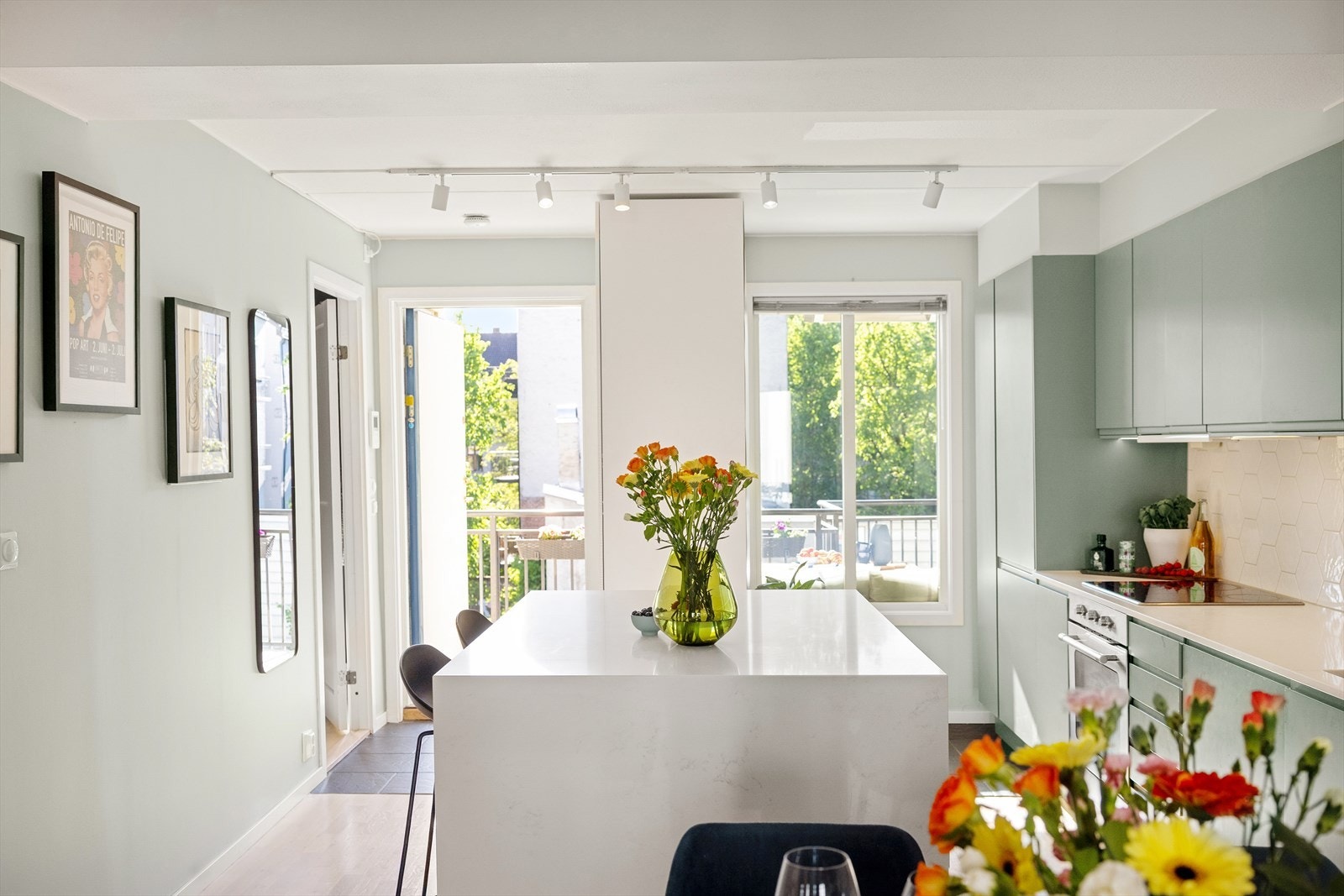 Praktisk kjøkkenøy gir ekstra benkeflate og oppbevaringsplass. Galleribilde