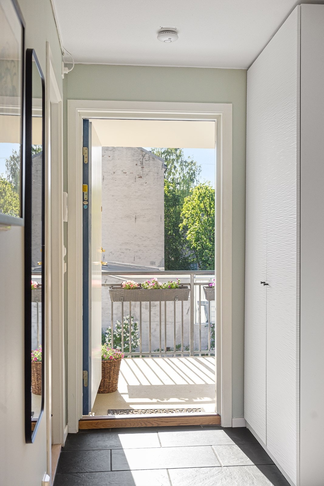 Leiligheten har en lys og innbydende entré med flislagt gulv og behagelig gulvvarme - en praktisk og stilren løsning som gir et godt førsteinntrykk. Det er også gode oppbevaringsmuligheter i garderobeskap, som bidrar til en ryddig og funksjonell entré. Galleribilde