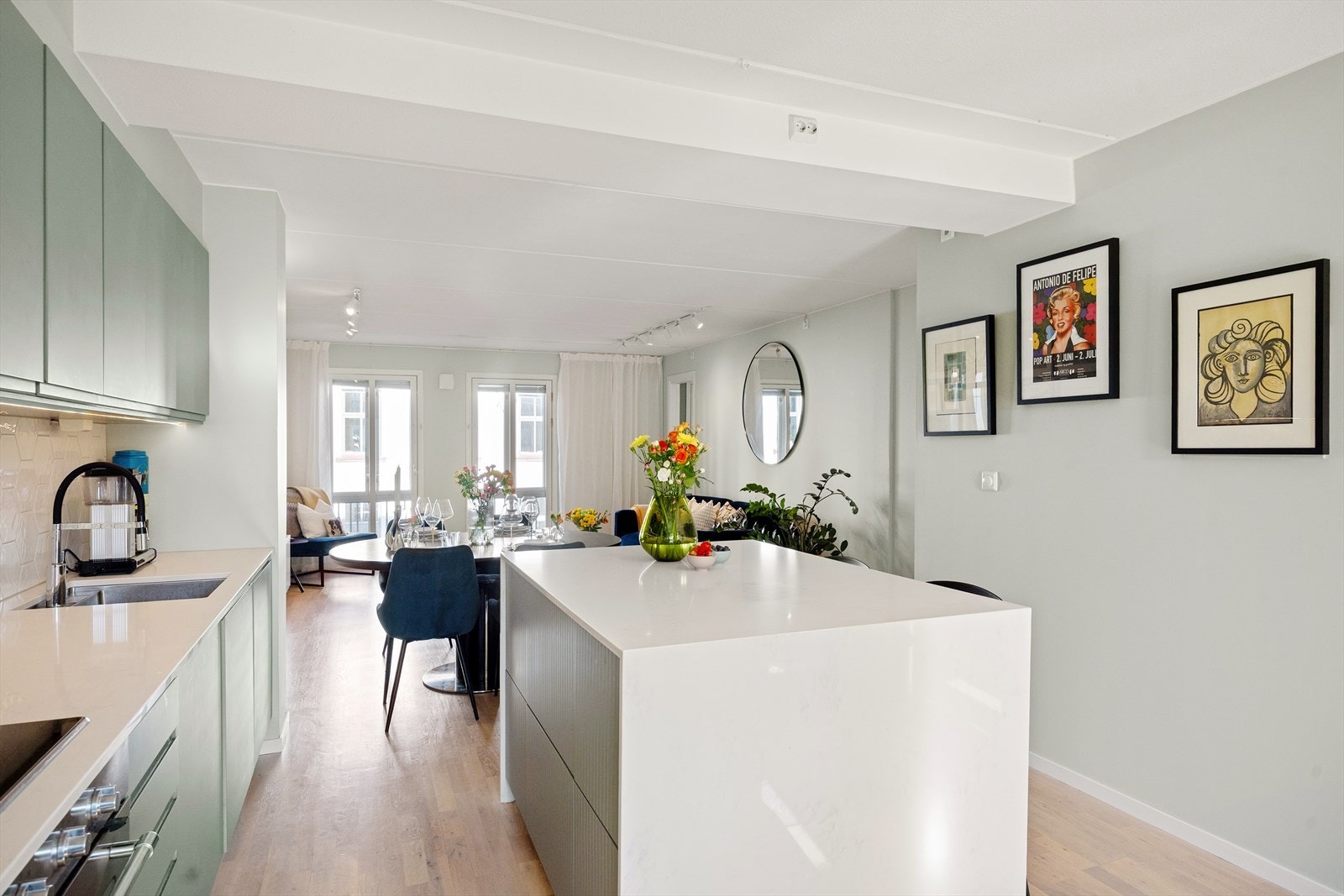 Kjøkkenet har også fått nye gulvlister og belysning under overskap som gir god arbeidslys. Galleribilde