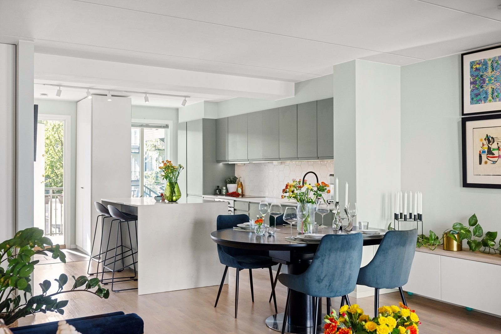 Leiligheten har en gjennomgående god standard med smakfulle materialvalg og delikate farger som skaper en lys og harmonisk atmosfære. Galleribilde