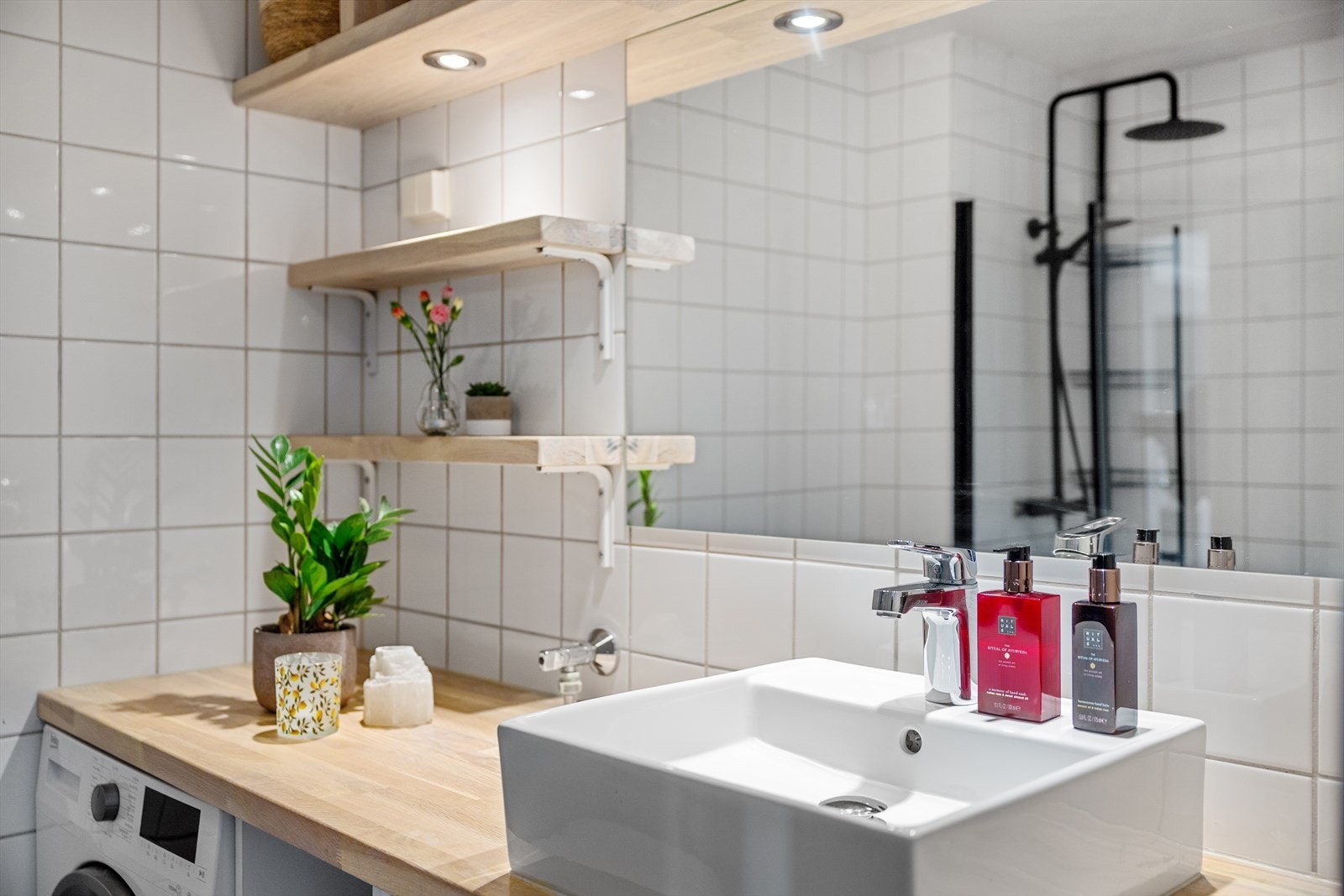 Innredningen består av benkeplate og åpne hyller i heltre med integrert belysning, servantskap, veggskap, servant og gulvmontert klosett. Galleribilde