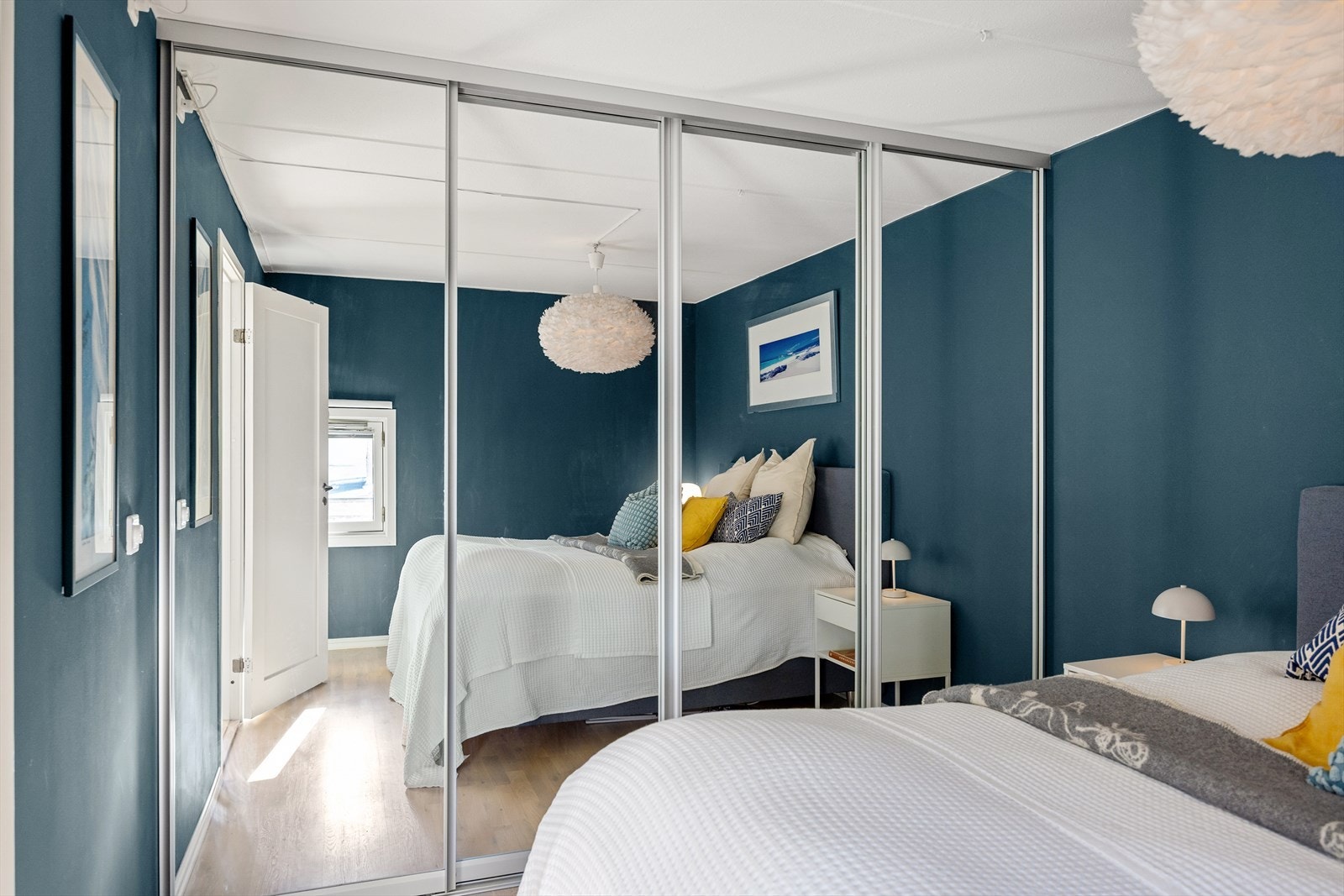 Det er rikelig med oppbevaringsplass i en romslig skyvedørsgarderobe som ble satt inn i 2020, samme år som rommet ble malt. Galleribilde