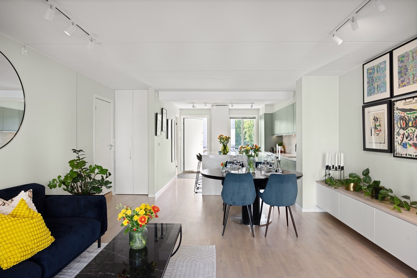 I stuen er det også god plass til en hyggelig spisegruppe, som skaper en sosial og innbydende atmosfære for både hverdagsmåltider og sammenkomster. Galleribilde