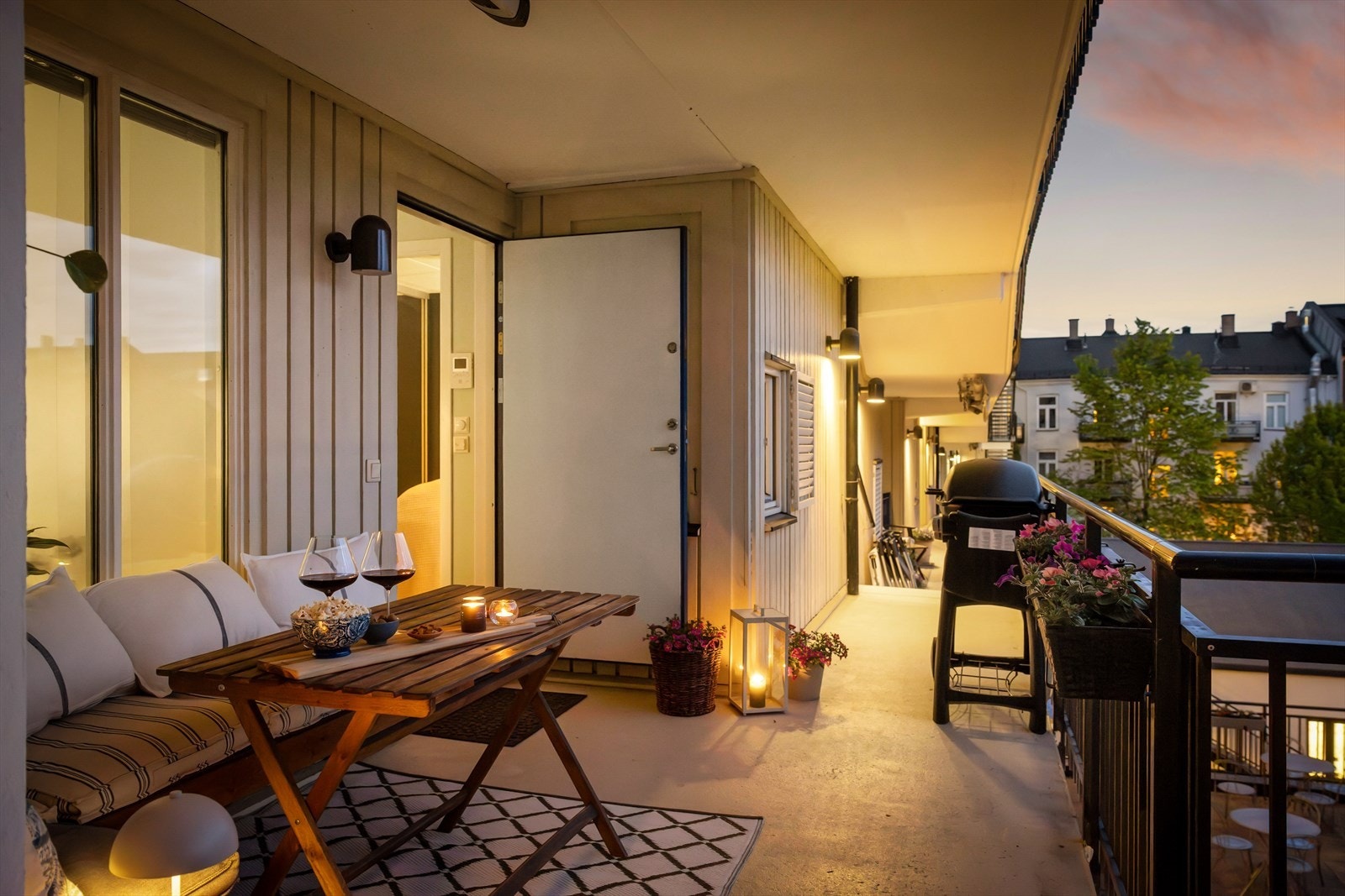 Stemningsfull uteplass i kveldssolen, ideell for hyggelige sammenkomster. Galleribilde