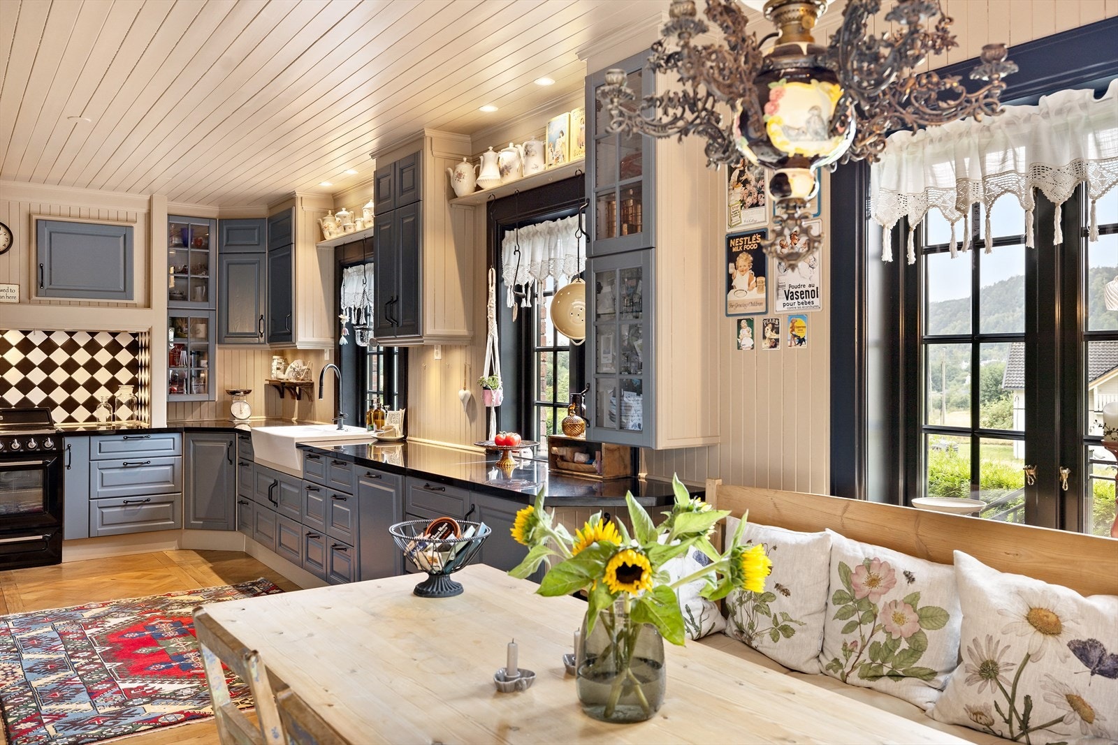 Plassbygd kjøkkeninnredning i høy kvalitet, med blå profilerte fronter i heltre Galleribilde