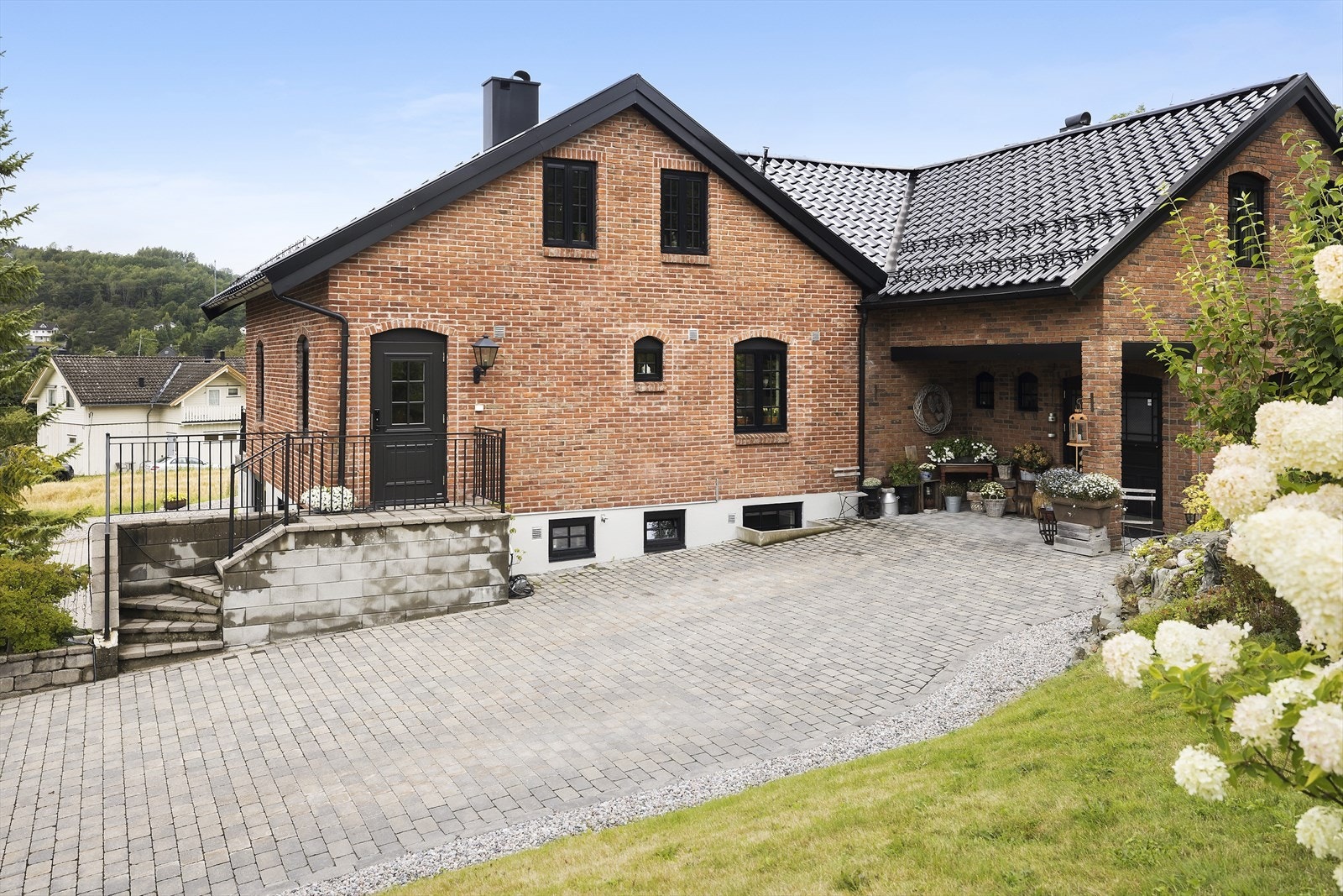 Denne nydelige arkitekttegnede murvillaen er tegnet av arkitekt Henning Karlsen AS Galleribilde