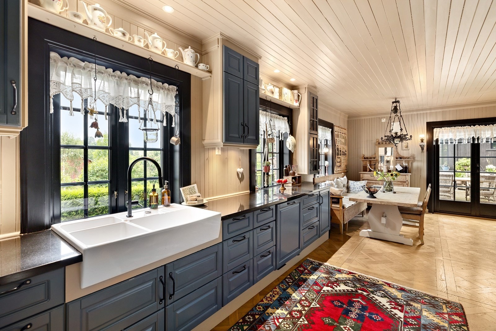 Det er også godt med arbeidsplass på store benkeplater Galleribilde