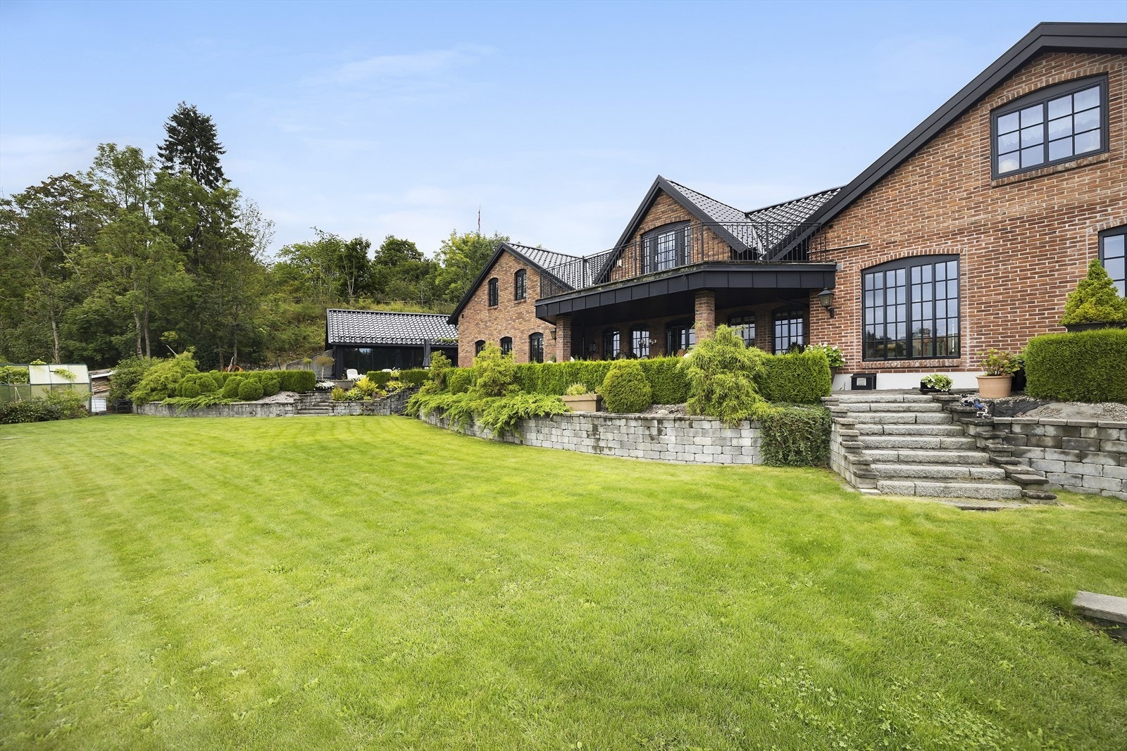 Tomten er særdeles pent og parkmessig opparbeidet Galleribilde