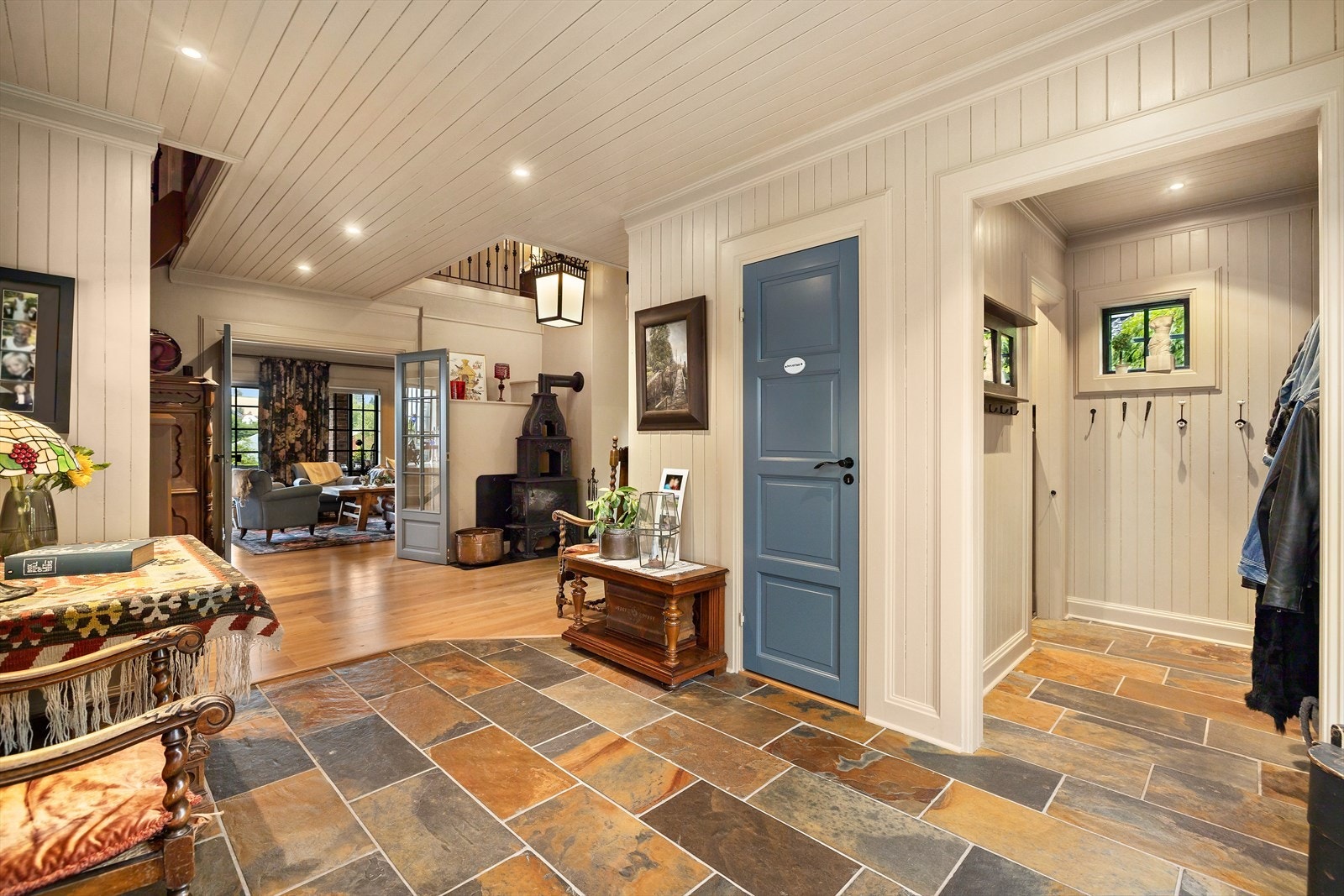 Fra hall er det inngang til garderoberom og toalettrom Galleribilde