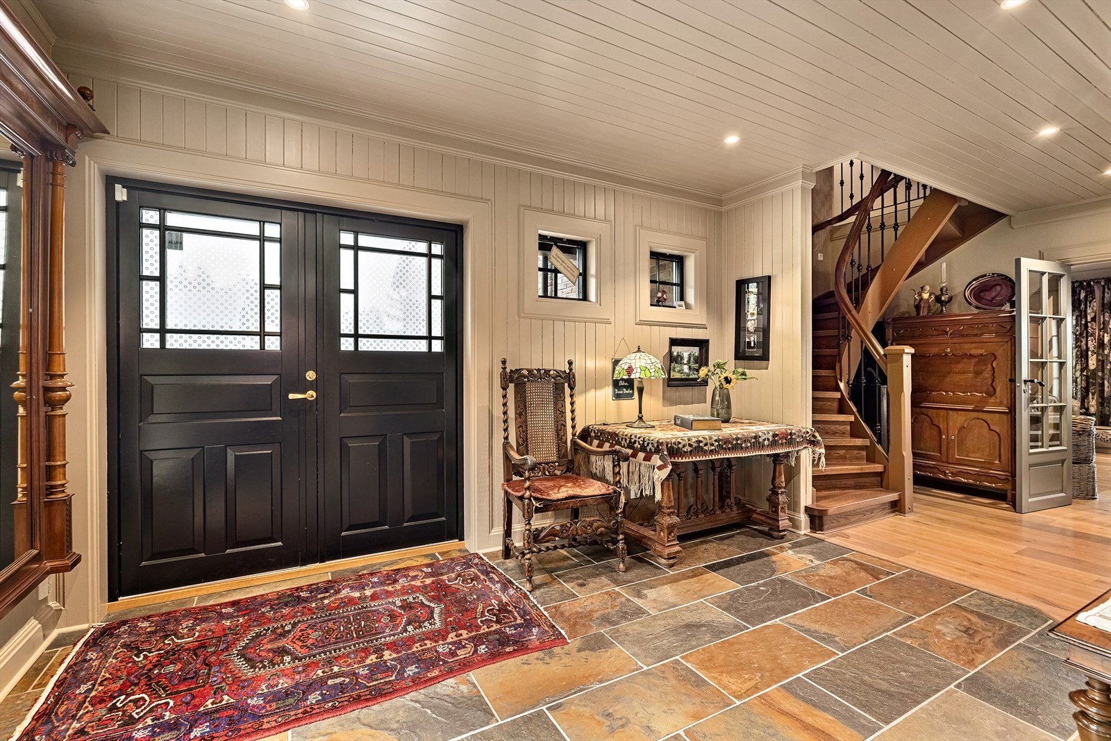 Fra overbygget inngangsparti kommer man inn til stor hall Galleribilde