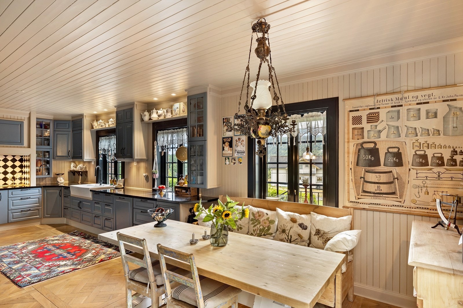 Særdeles hyggelig kjøkken med spiseplass Galleribilde