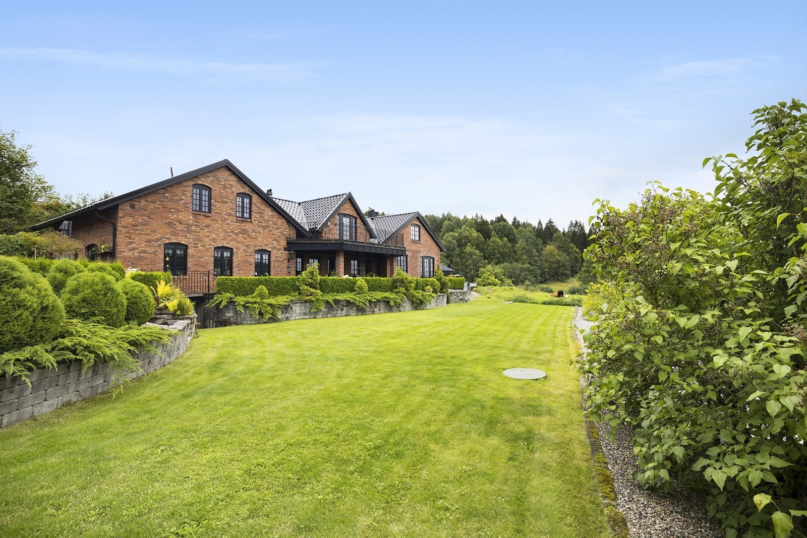 Tomten er på hele 1681 kvm - her er det rikelig med boltreplass Galleribilde