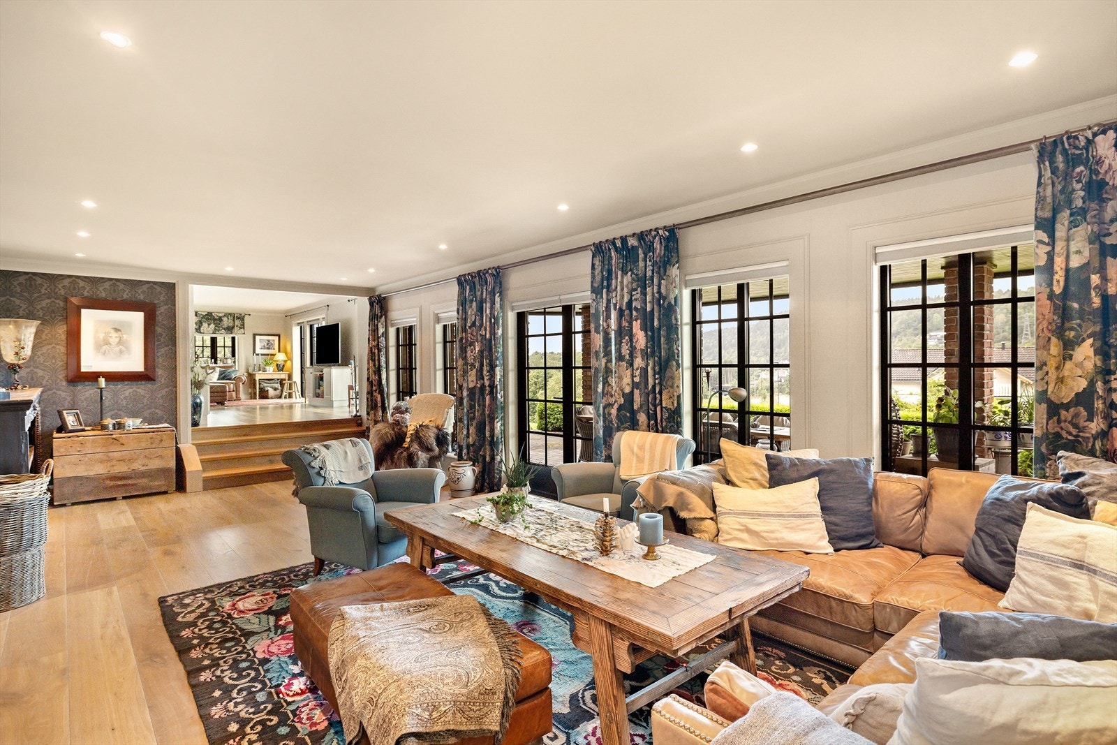 Stuer - innredet med en dagligstue og peisestue, med videre inngang til hyggelig spisestue. Galleribilde