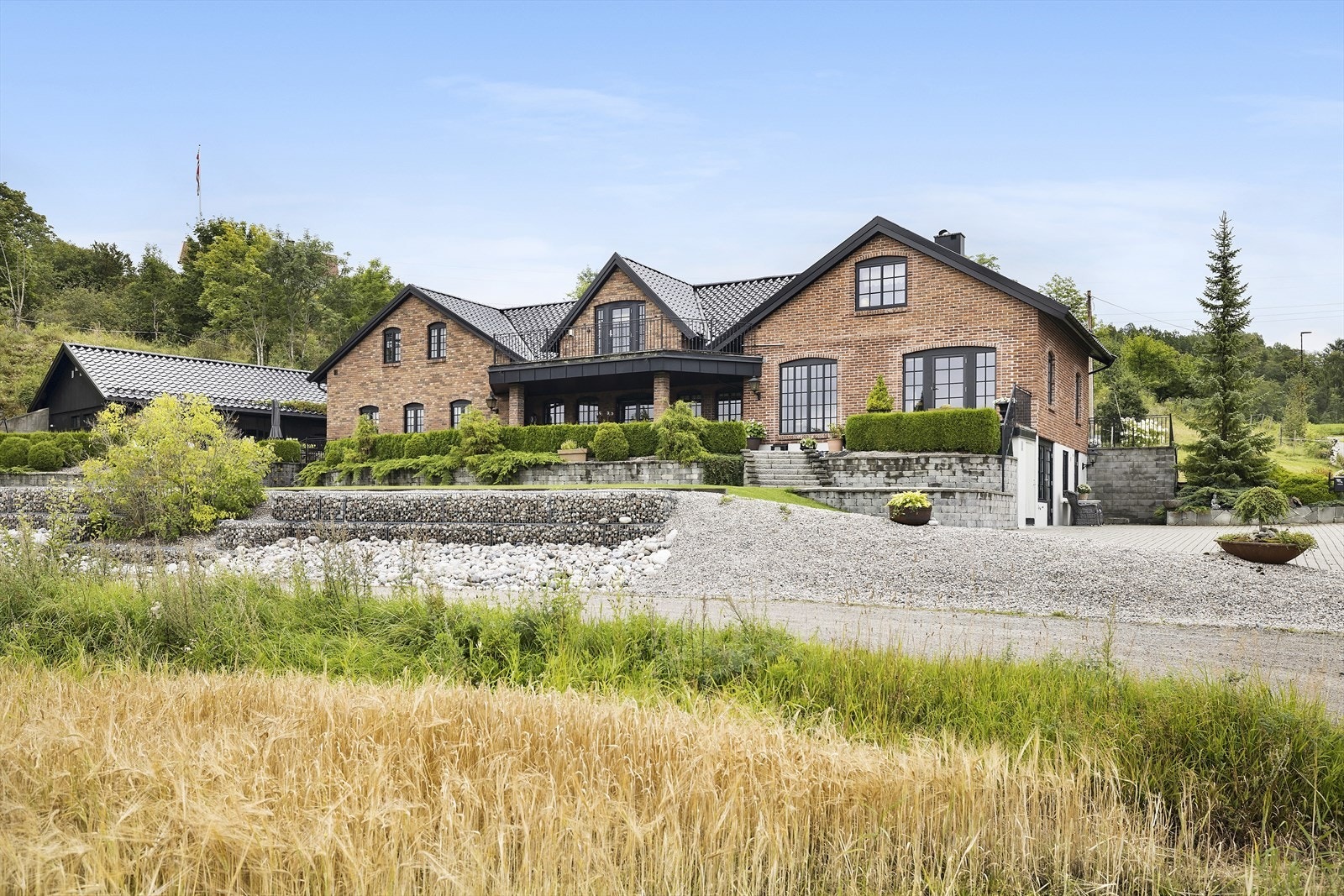 Det er store, gjennomgående steinsatte terrasseområder mot syd og vest Galleribilde