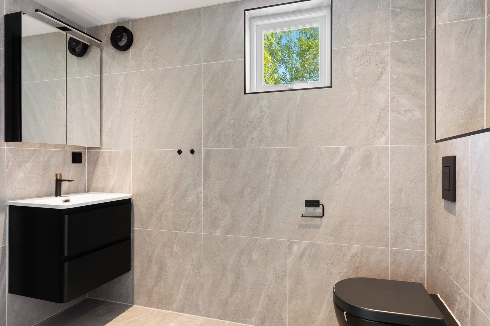 2. etasje - Badet har oppgradert overflater fra 2023, innredning med nedfelt servant. Galleribilde