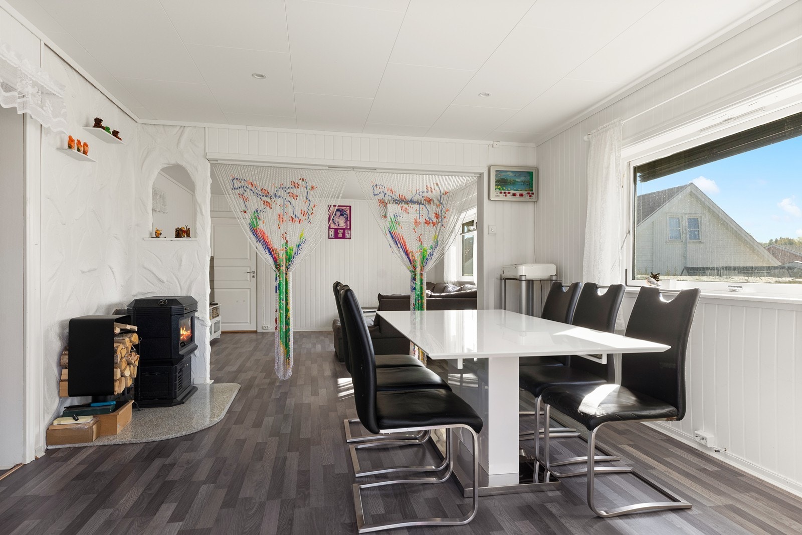 I spisestueområde er det montert klassisk peisovn for lun oppvarming. Galleribilde