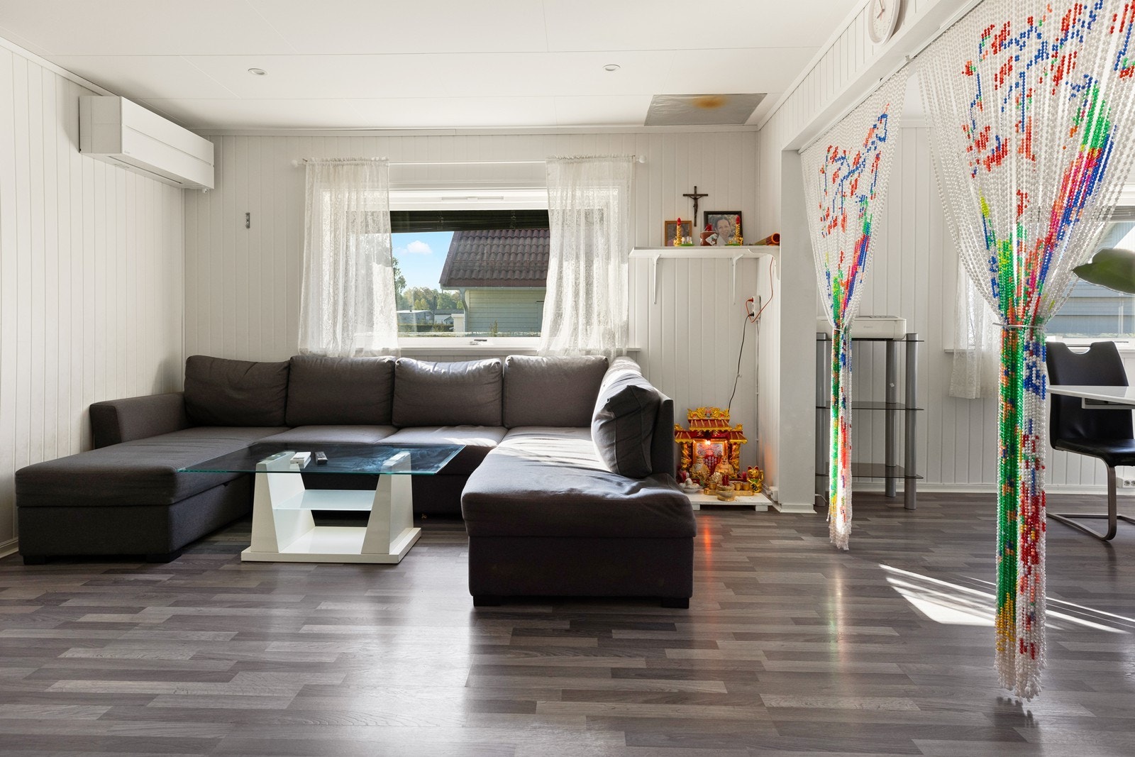 Stuen er inndelt i to soner, med plass til både salong og spisestue. Varmepumpe montert i 2019. Galleribilde