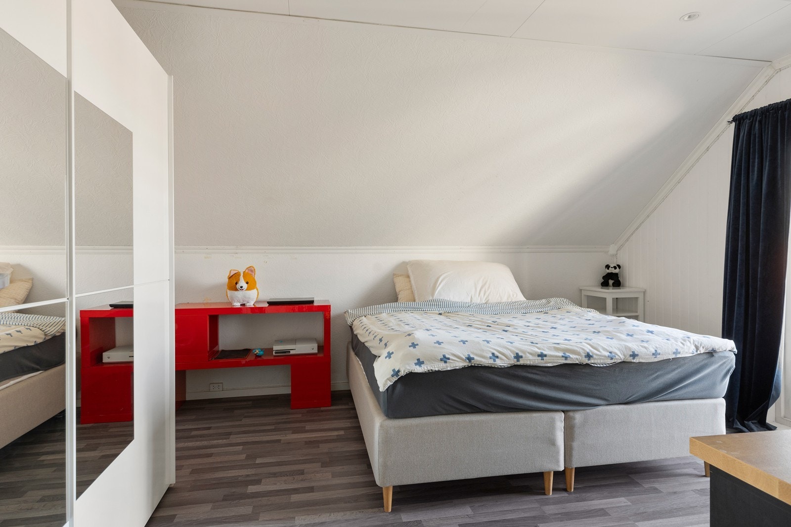 2. etasje - Soverom 3 - Felles for soverommene er lyse overflater og skråtak. Galleribilde