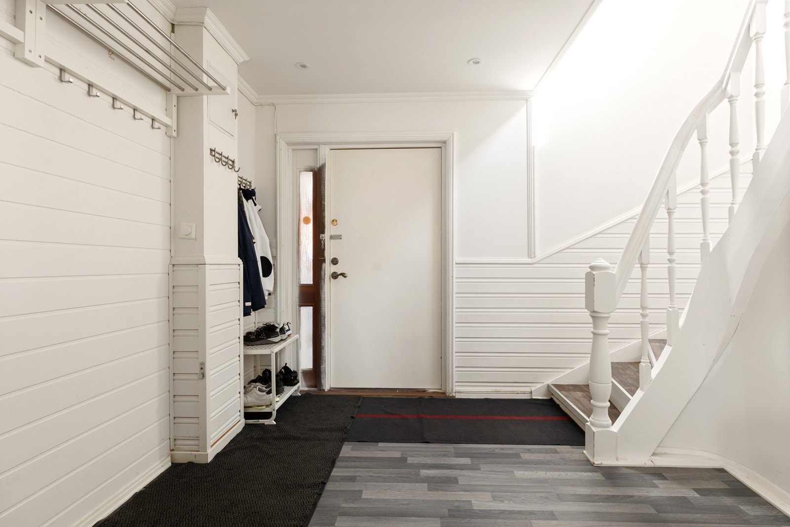 Fra hallen er det trapp mellom etasjene. Galleribilde