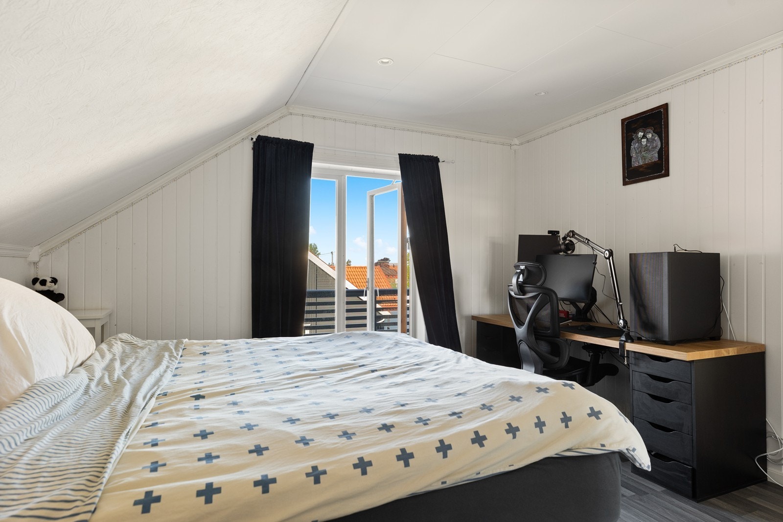 2. etasje - Soverom 3 - Her er det utgang til overbygd balkong. Galleribilde