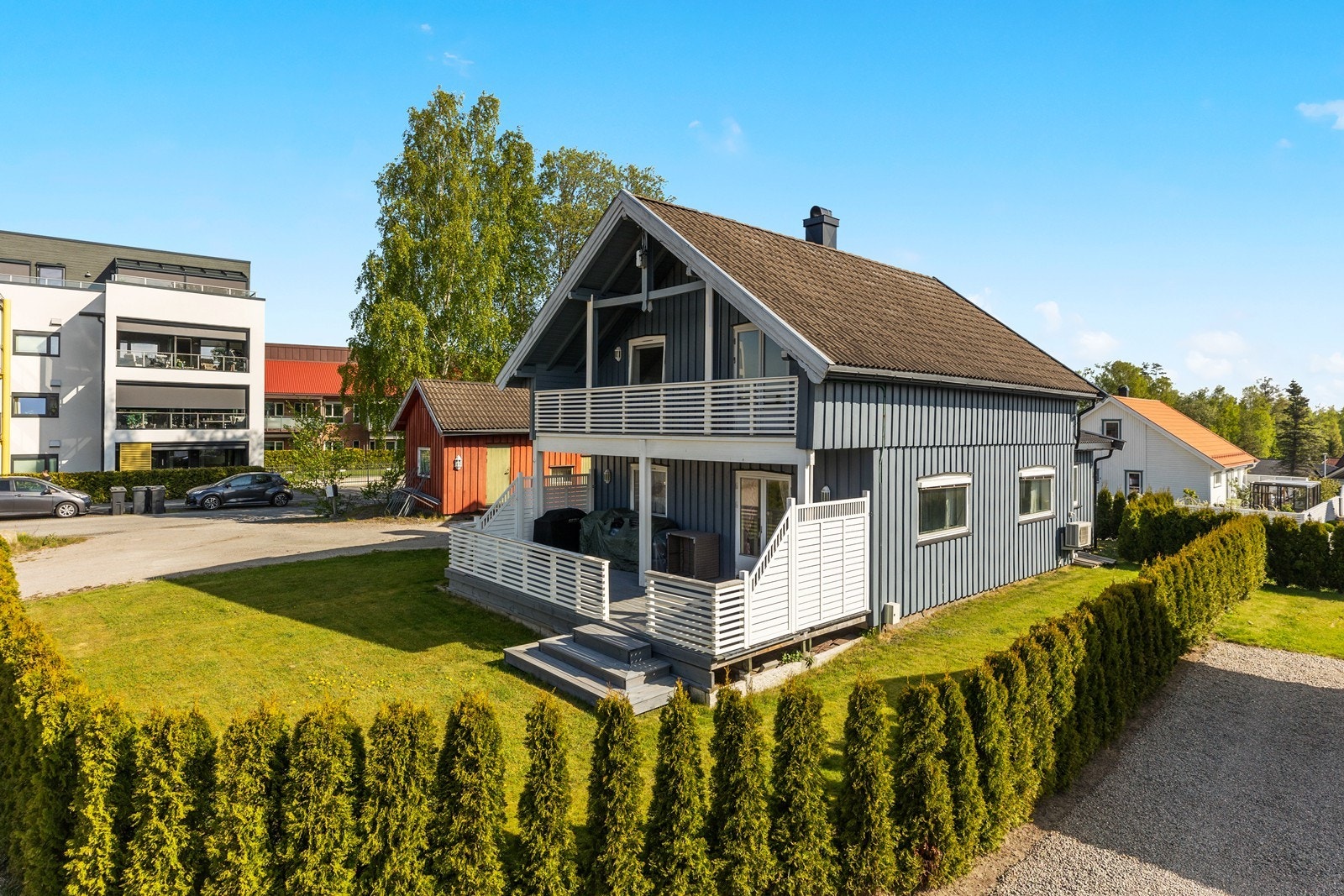 Eiendommen er pent opparbeidet med gressplen og hekkbeplantning. Galleribilde