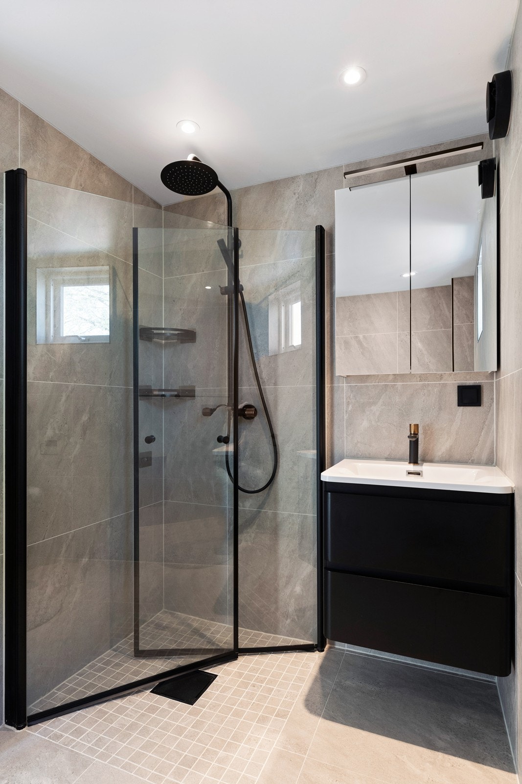 2. etasje - Baderommet har flislagte vegger og gulv, med varmekabel i gulv. Galleribilde