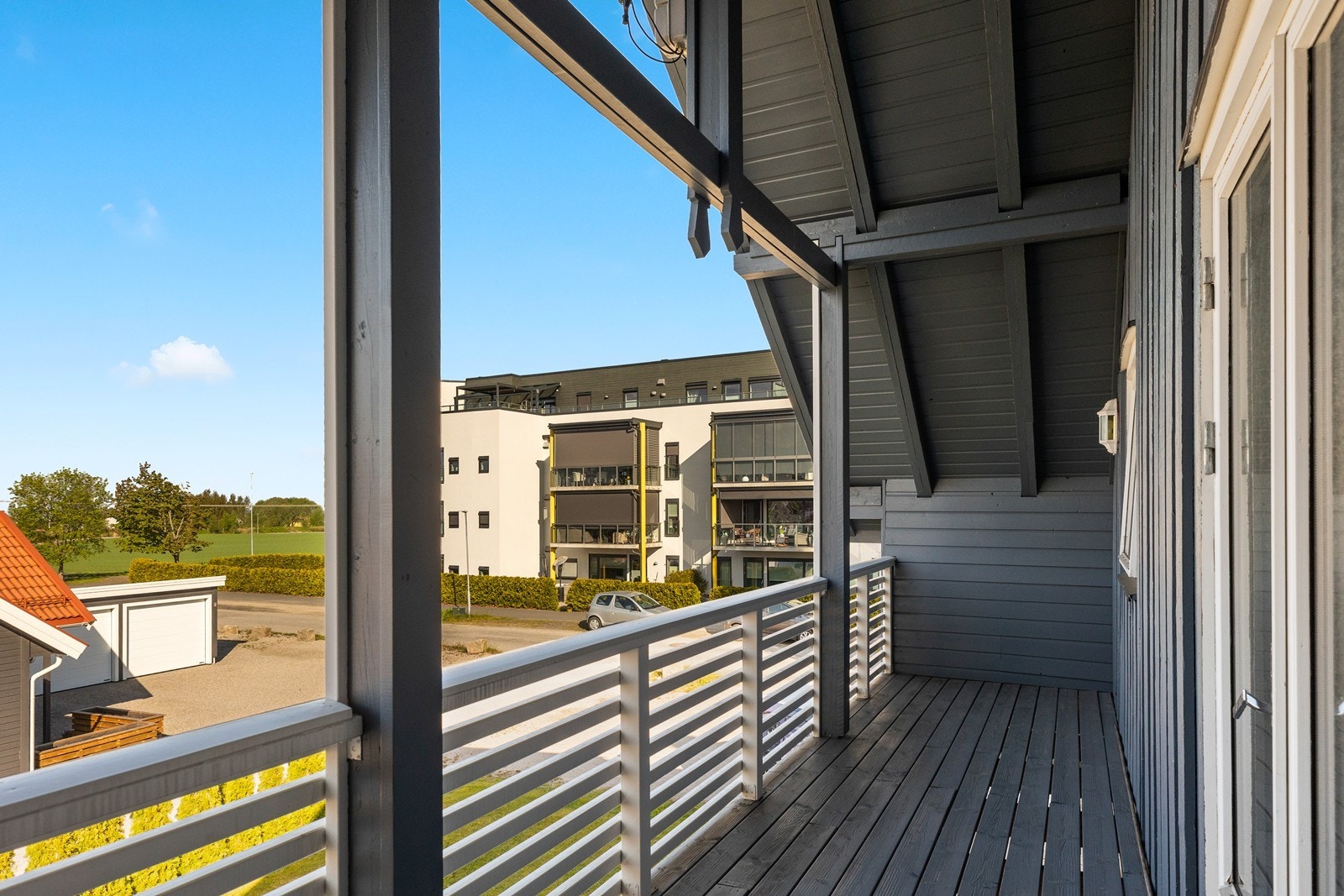 Balkongen i 2. etasje er overbygd og her er det plass til en liten sittegruppe. Galleribilde