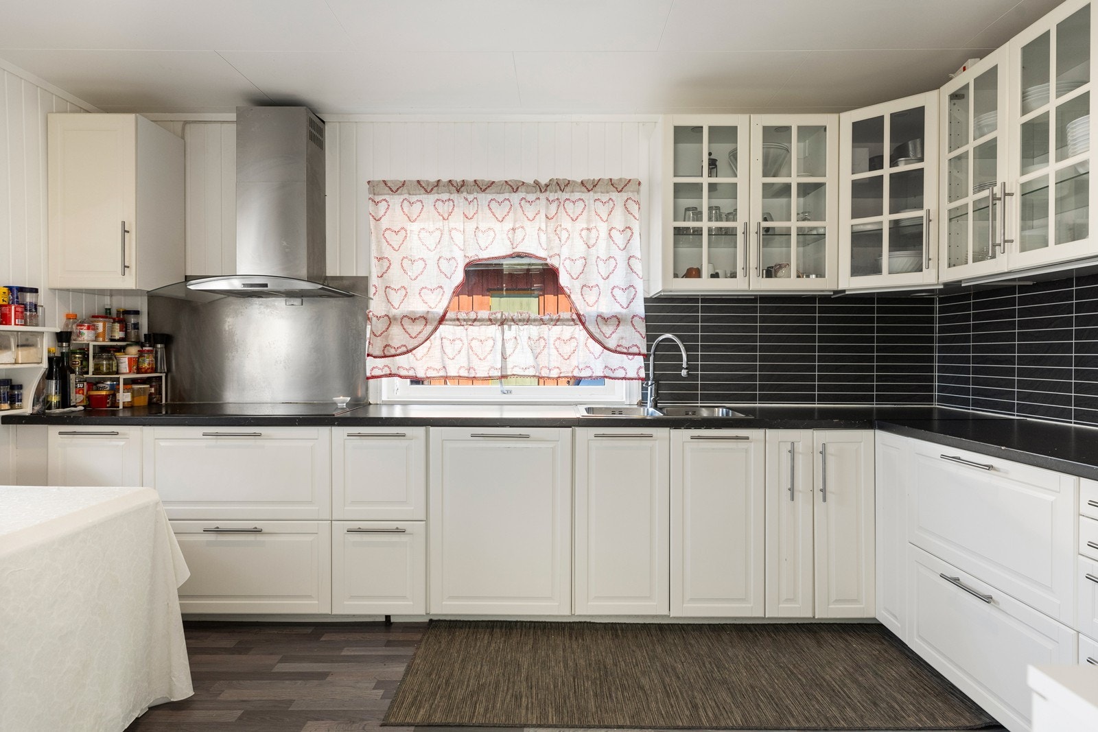 Innredningen har profilerte fronter og integrerte hvitevarer. Galleribilde