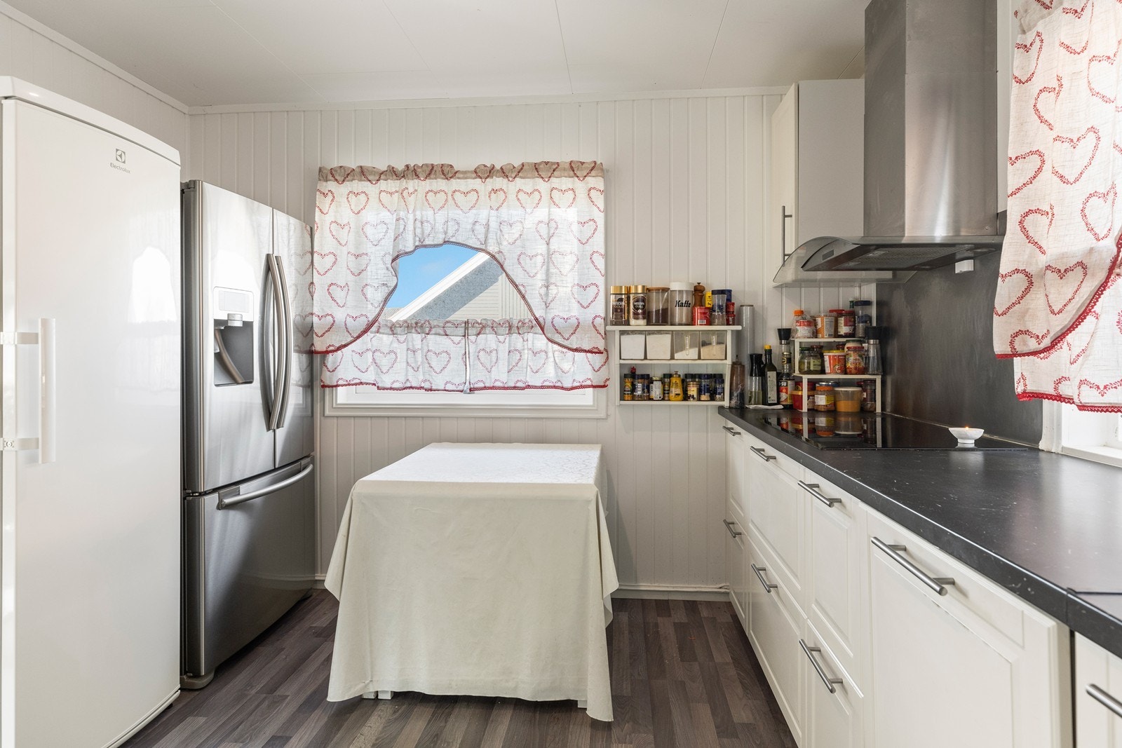 På kjøkkenet er det også frittstående hvitevarer og laminat benkeplate. Galleribilde