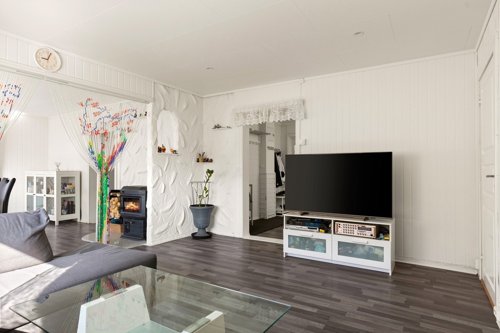 I den ene delen av stuen er det i dag satt opp til TV-sone. Galleribilde