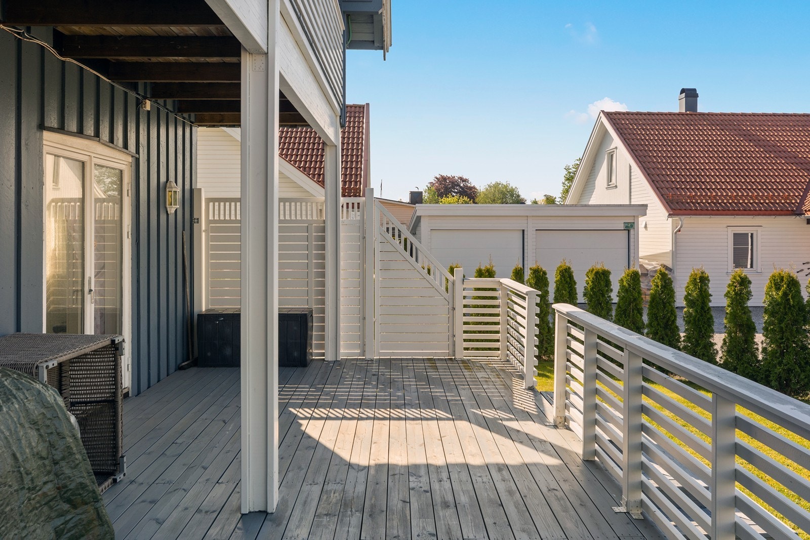 Deler av verandaen er overbygget av balkongen i 2. etasje. Galleribilde