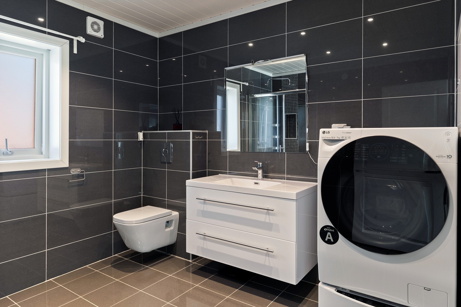 1. etasje - Baderommet er fra 2018. Innredning med nedfelt servant og veggmontert wc. Galleribilde