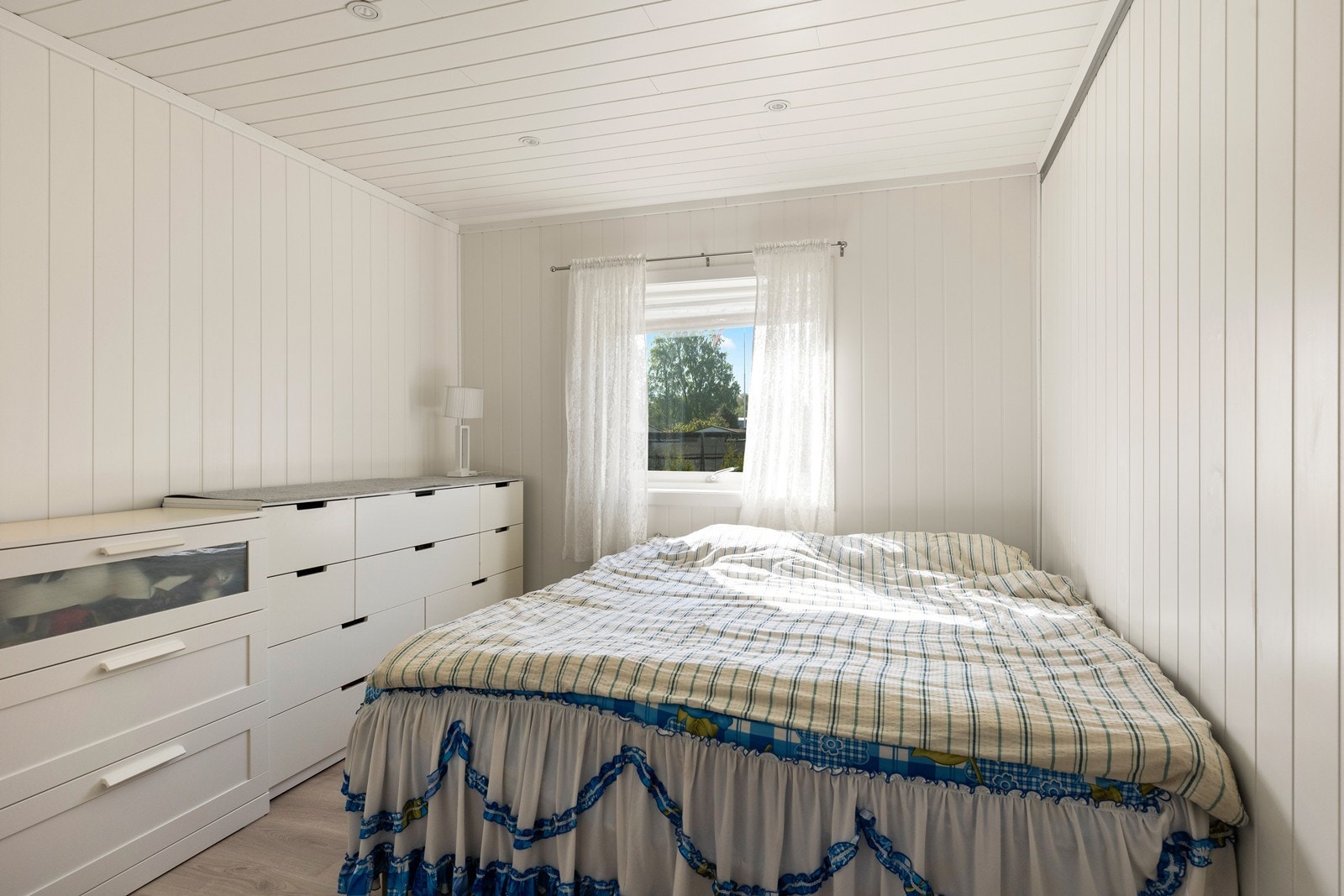 1. etasje - Soverommet har lyse overflater og spotter i taket som gir gode lysforhold. Galleribilde