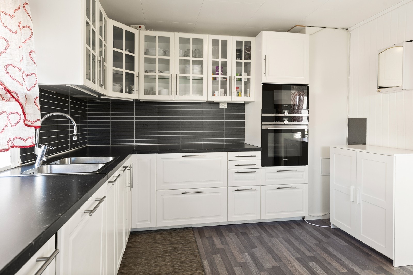 Kjøkkenet har innredning fra IKEA, oppført i 2017. Galleribilde