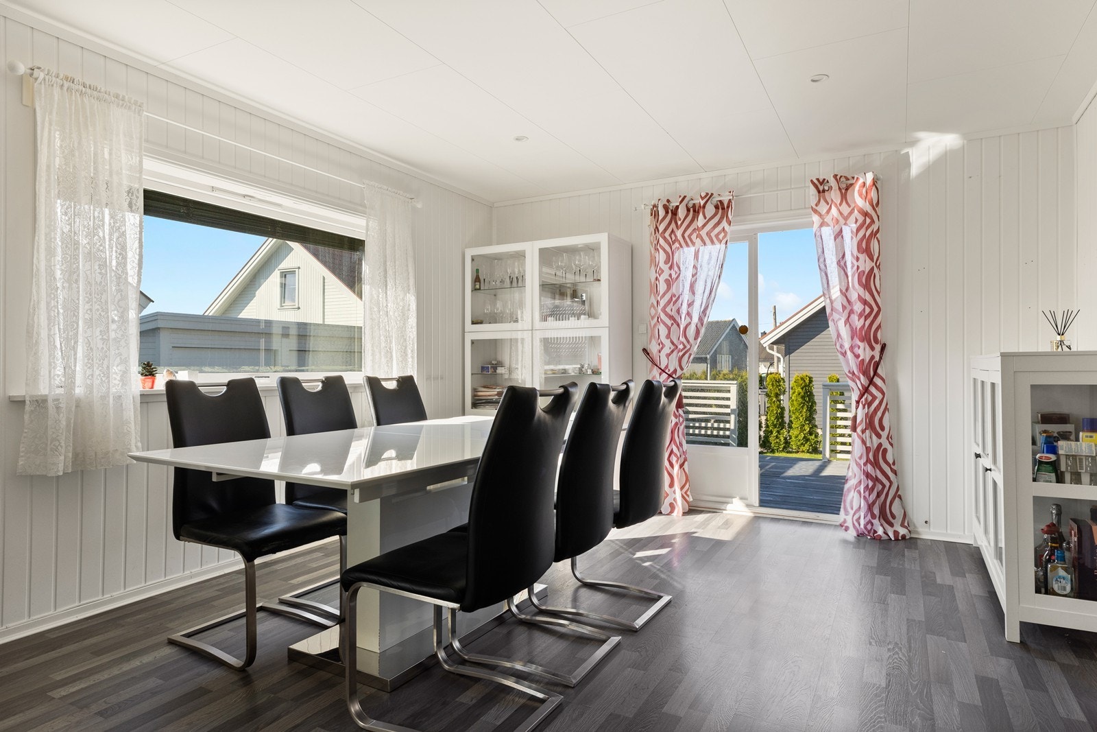 Fra spisestuen er det utgang til verandaen. Galleribilde