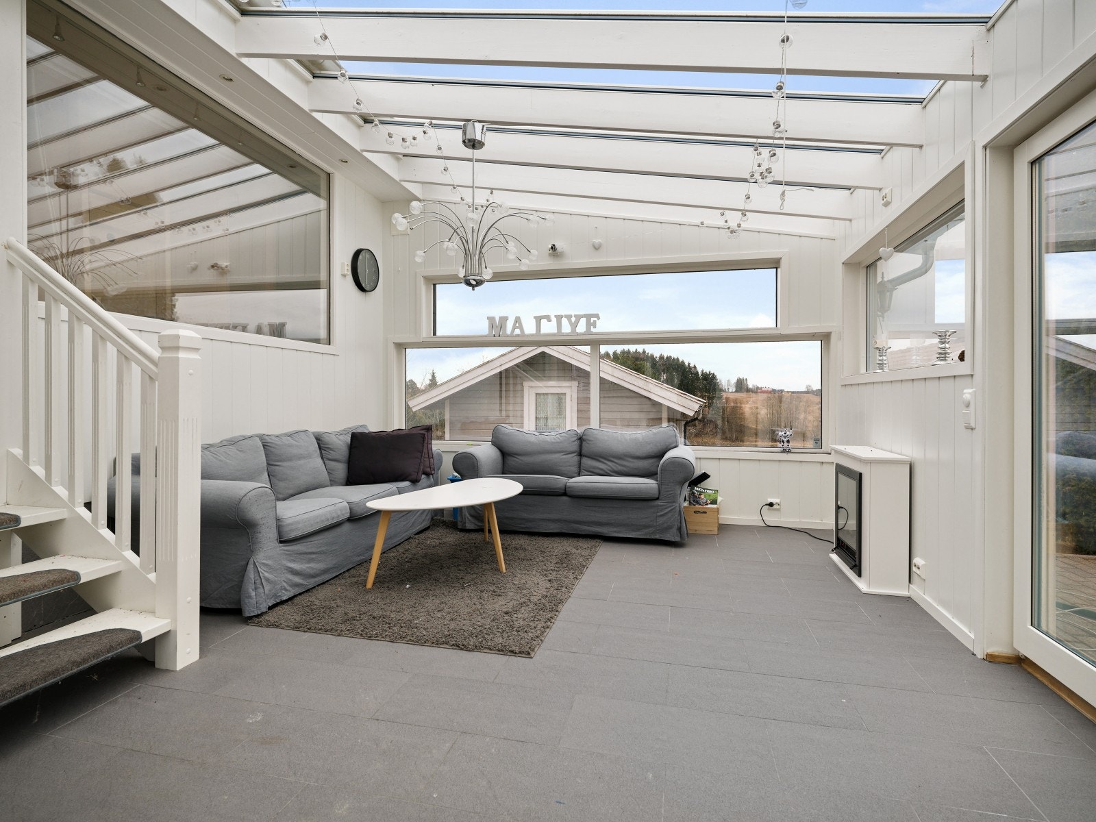 Flislagt vinterhage med utgang fra stue Galleribilde