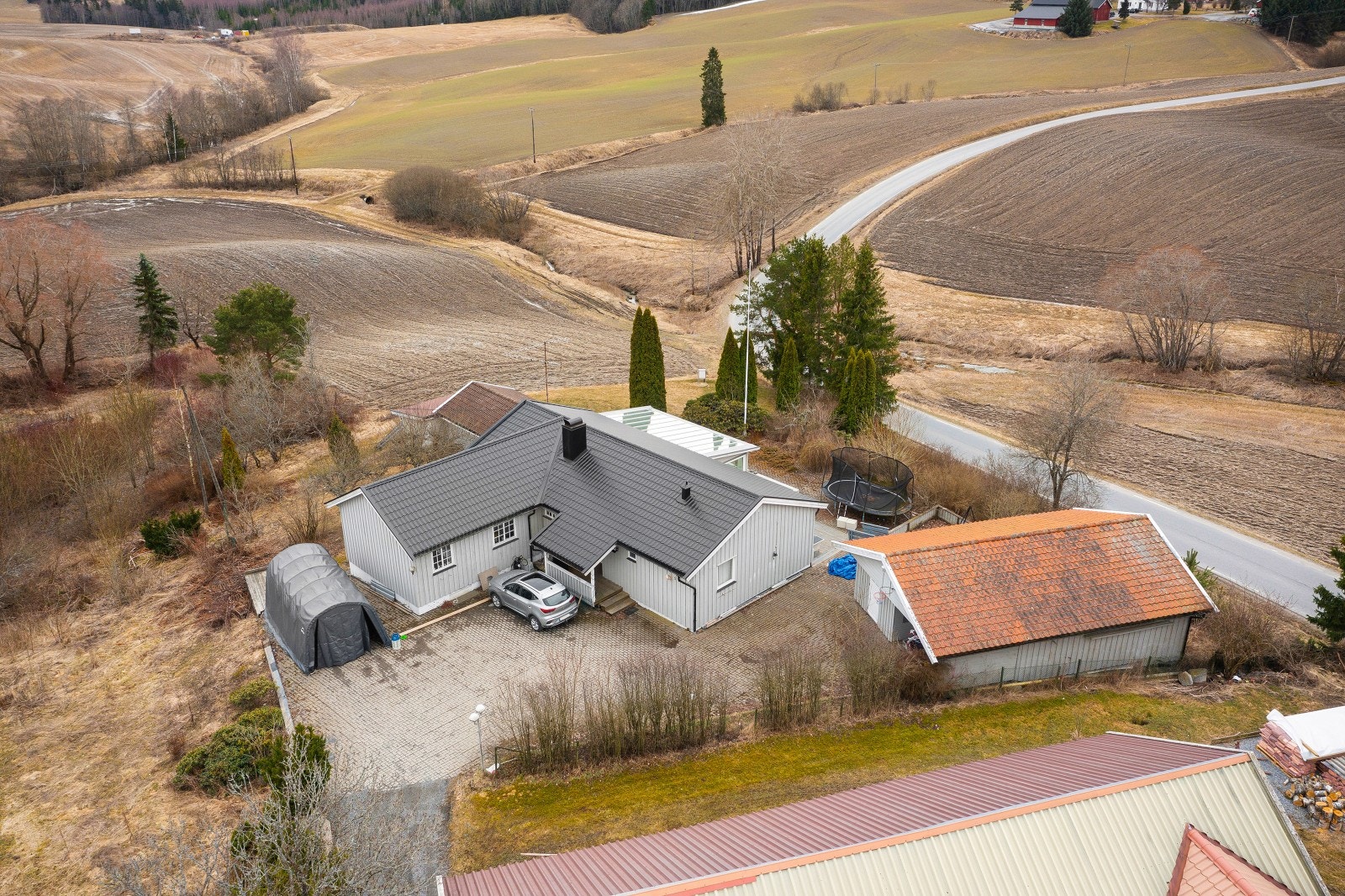 Godt med parkeringsplass på steinlagt gårdsplass Galleribilde