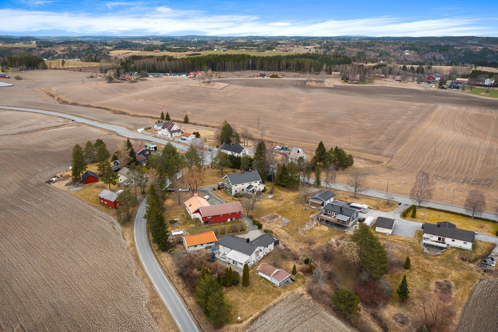 Boligen ligger i landlige og barnevennlige omgivelser Galleribilde