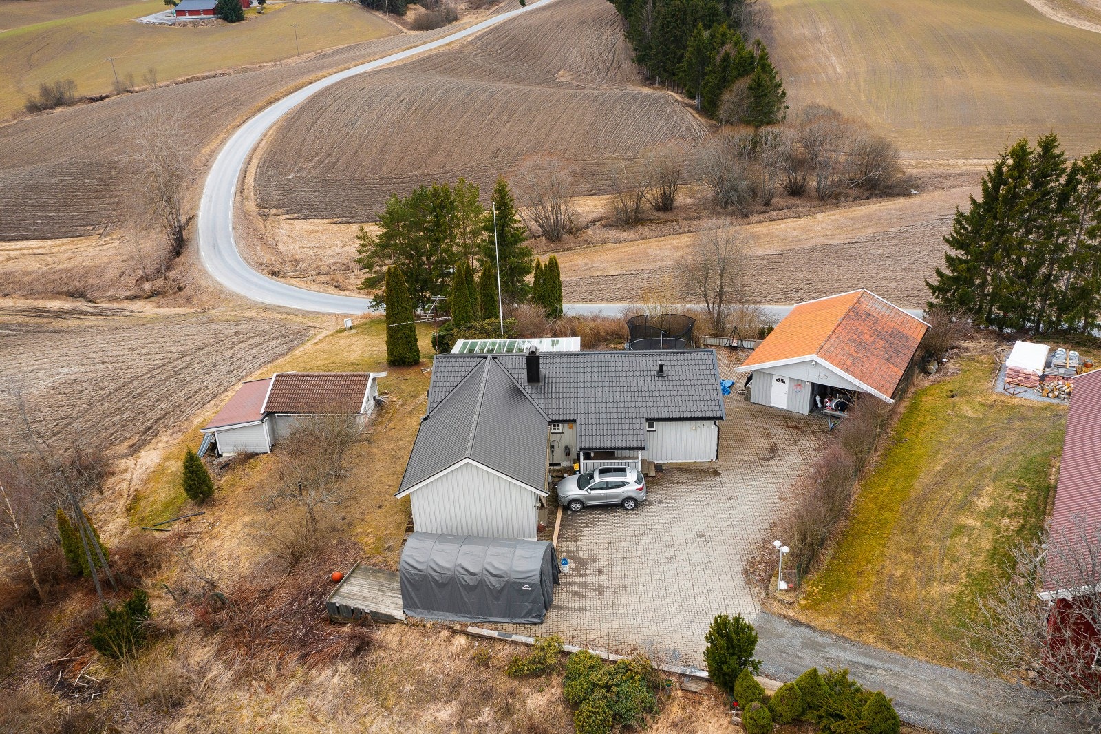 Garasje på 54 kvm med garasje, vedbod og verksted/bod. Galleribilde