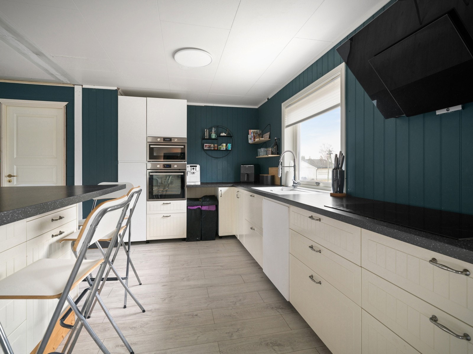 Godt med skap- og benkeplass Galleribilde