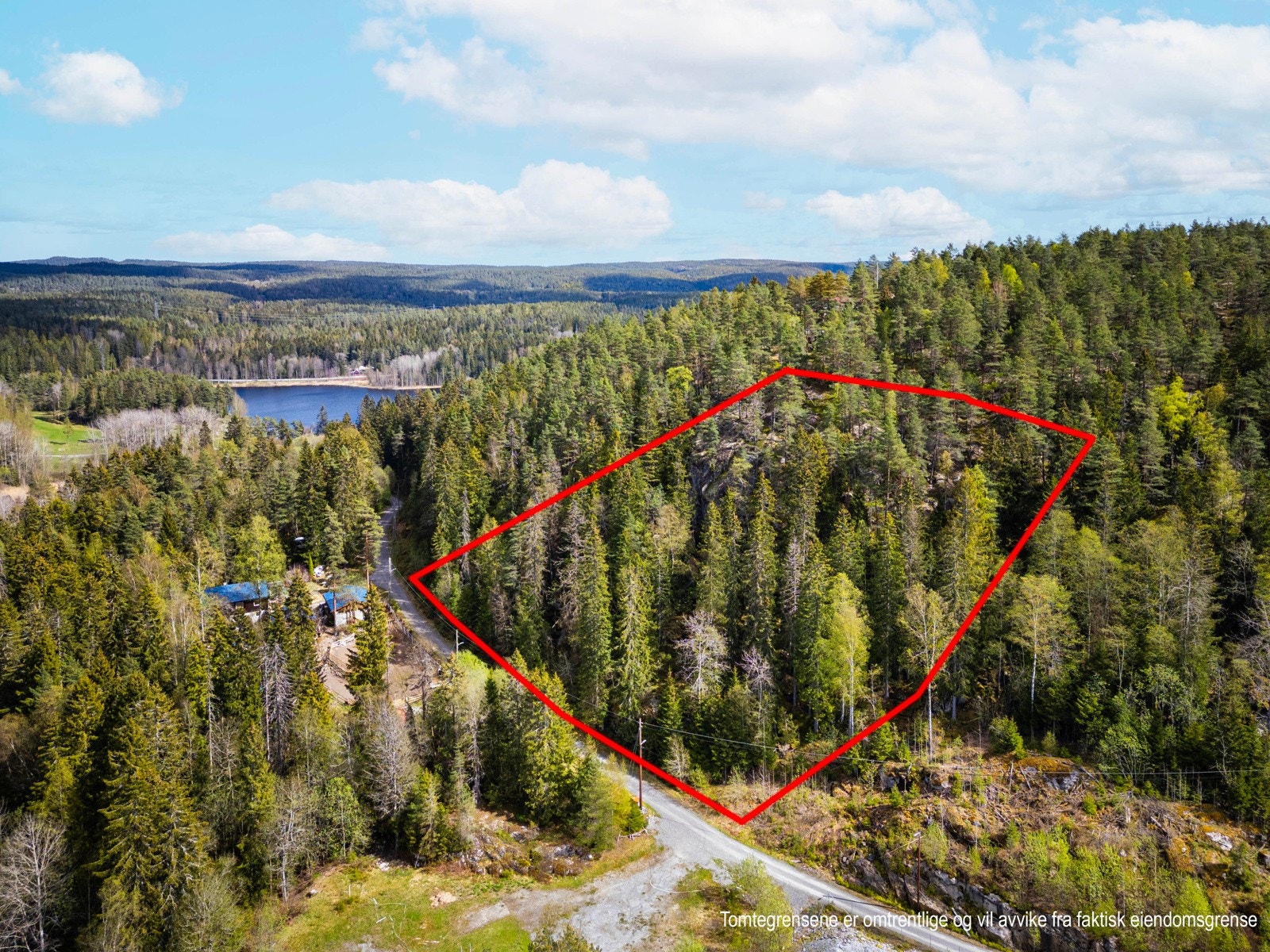 John-Andrè Rasmussen ved PrivatMegleren har gleden av å presentere en stor tomt med stort potensiale for fremtidig utvikling! Galleribilde