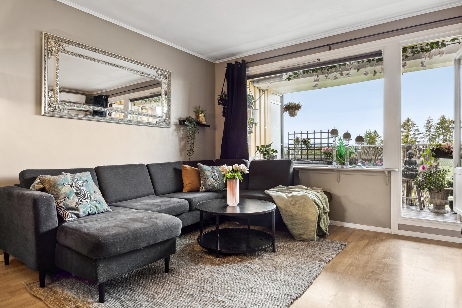 Leiligheten er romslig på 84 kvm, og har en fin planløsning med store, gode rom. Galleribilde