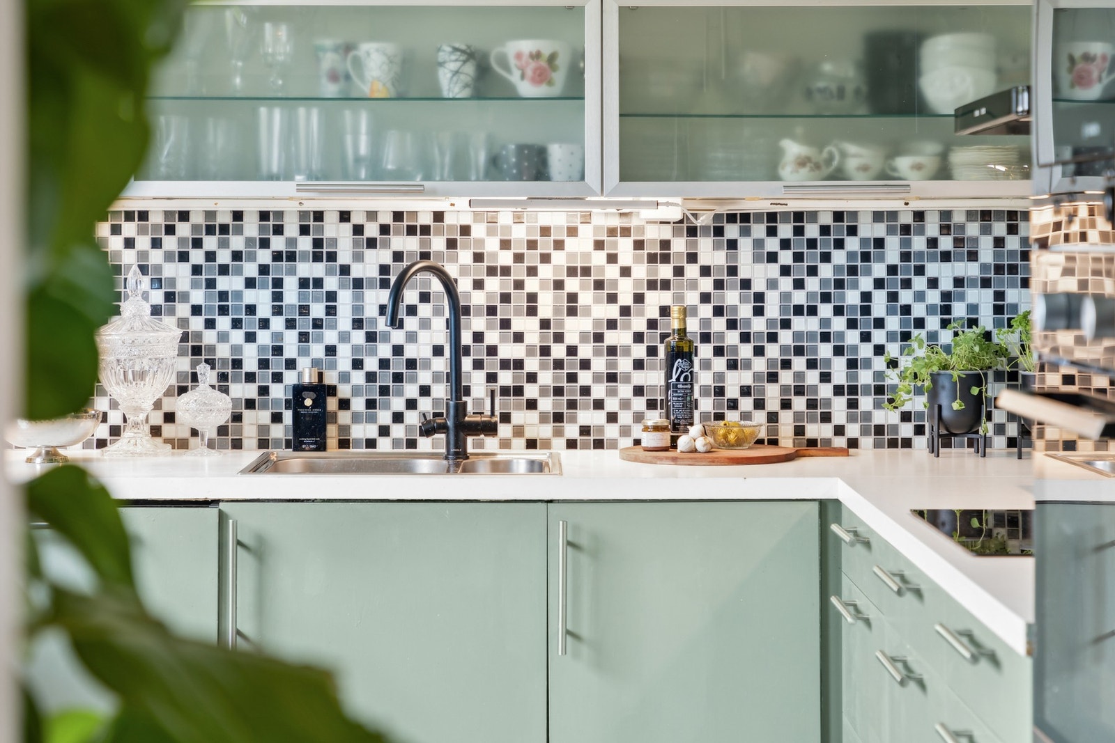 Kjøkkenet er velutstyrt med integrert stekeovn, platetopp, oppvaskmaskin, mikrobølgeovn og kjøleskap. Galleribilde