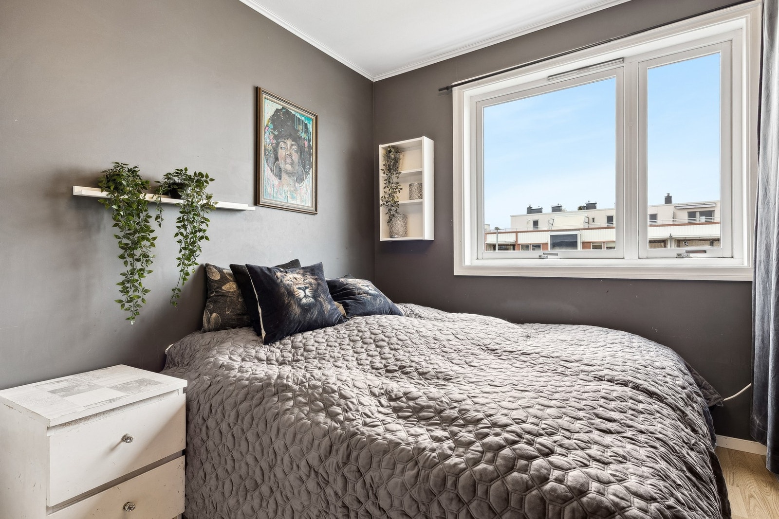 Leiligheten har tre soverom med størrelser på henholdsvis 6,5, 7 og 10 kvm - praktisk rominndeling som passer både for familie, kontorløsning eller gjesterom. Galleribilde