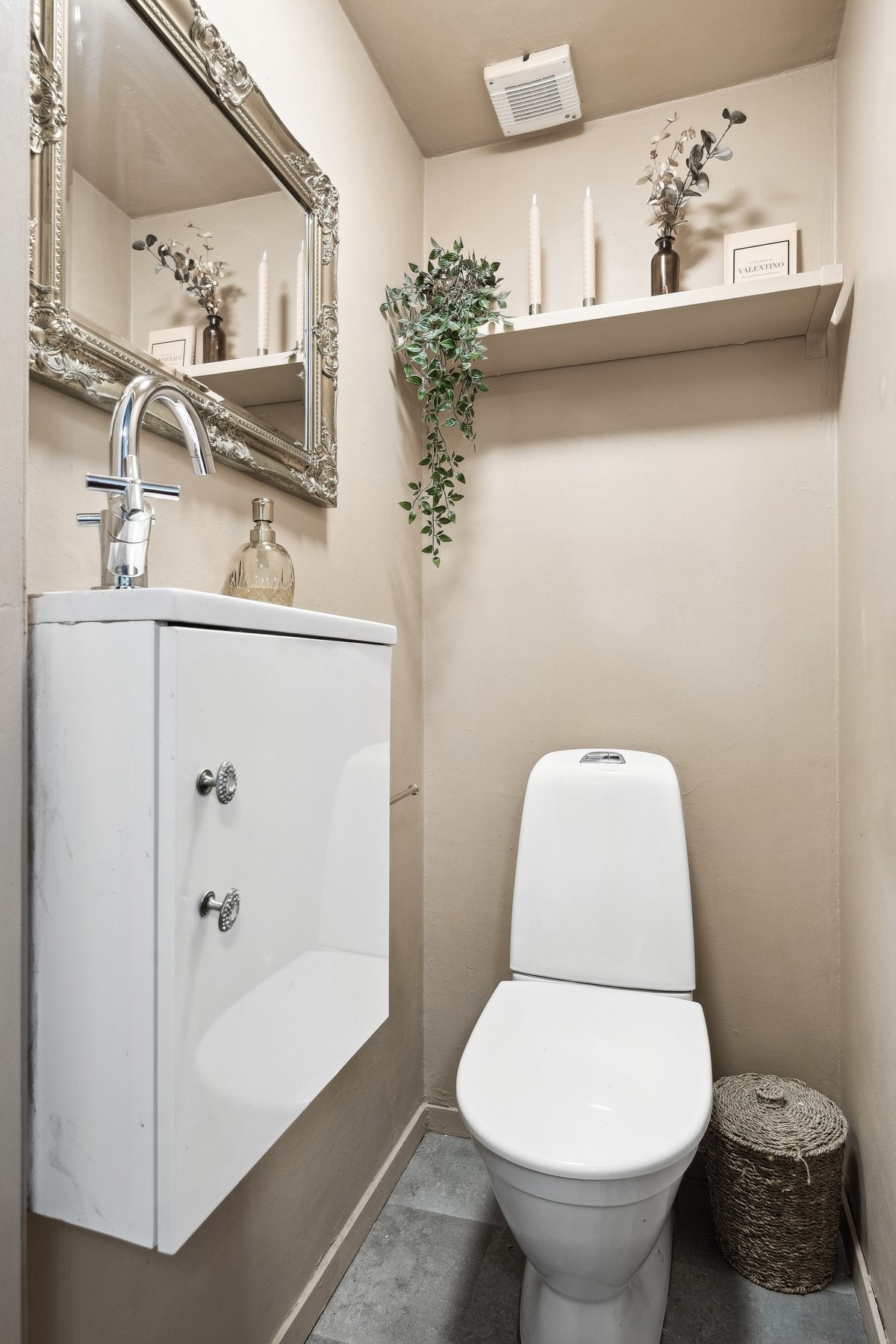 Separat toalettrom med servant installert i 2022 - en praktisk løsning som ikke er standard i alle leiligheter i borettslaget. Galleribilde